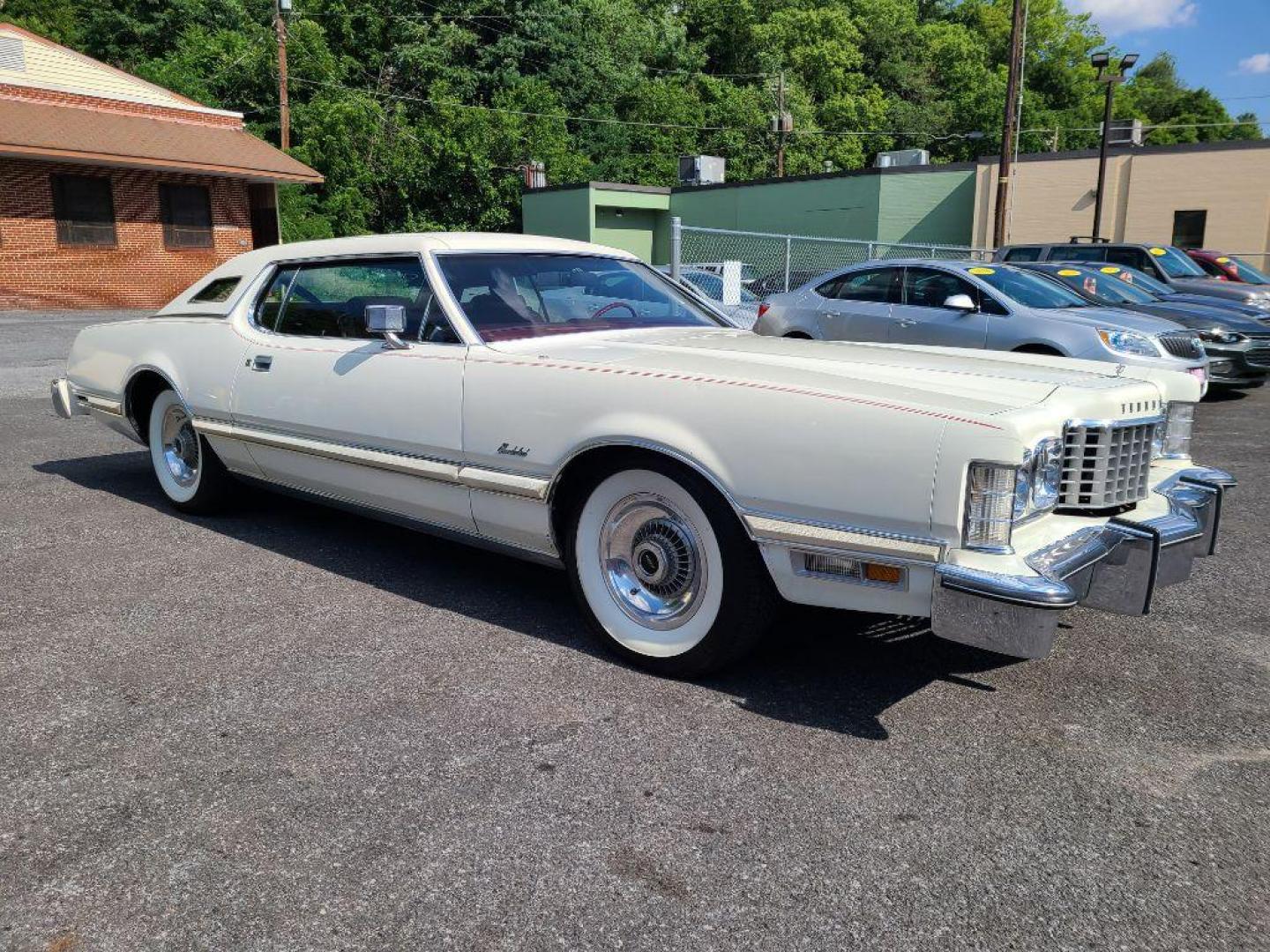 1976 WHITE FORD THUNDERBIRD (6Y87A122439) , Automatic transmission, located at 117 North Cameron Street, Harrisburg, PA, 17101, (717) 963-8962, 40.266762, -76.875259 - WE FINANCE!!! Good Credit/ Bad Credit/ No Credit - ALL Trade-Ins Welcomed!!! ***Guaranteed Credit Approval*** APPLY ONLINE or CALL us TODAY ;) Internet Prices and Marketplace Prices are SPECIAL discounted ***CASH DEALS*** Retail Prices are higher. Please call us to discuss your cash and finan - Photo#6