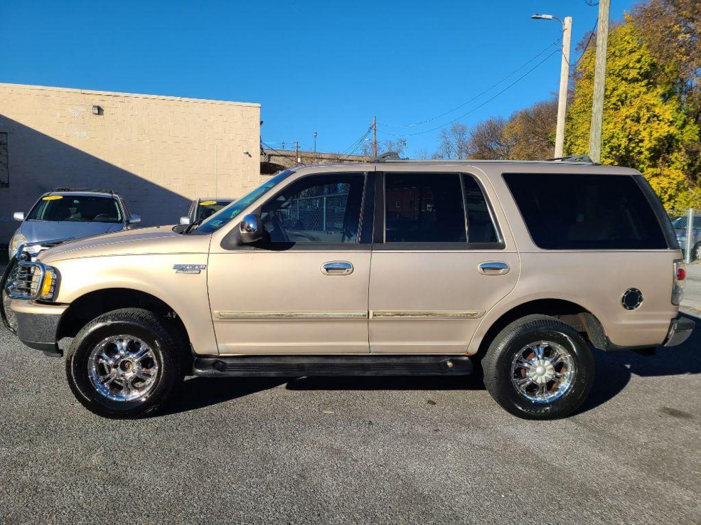 1997 GOLD FORD EXPEDITION XLT (1FMEU18W0VL) with an 4.6L engine, Automatic transmission, located at 117 North Cameron Street, Harrisburg, PA, 17101, (717) 963-8962, 40.266762, -76.875259 - WE FINANCE!!! Good Credit/ Bad Credit/ No Credit - ALL Trade-Ins Welcomed!!! ***Guaranteed Credit Approval*** APPLY ONLINE or CALL us TODAY ;) Internet Prices and Marketplace Prices are SPECIAL discounted ***CASH DEALS*** Retail Prices are higher. Please call us to discuss your cash and finan - Photo#1