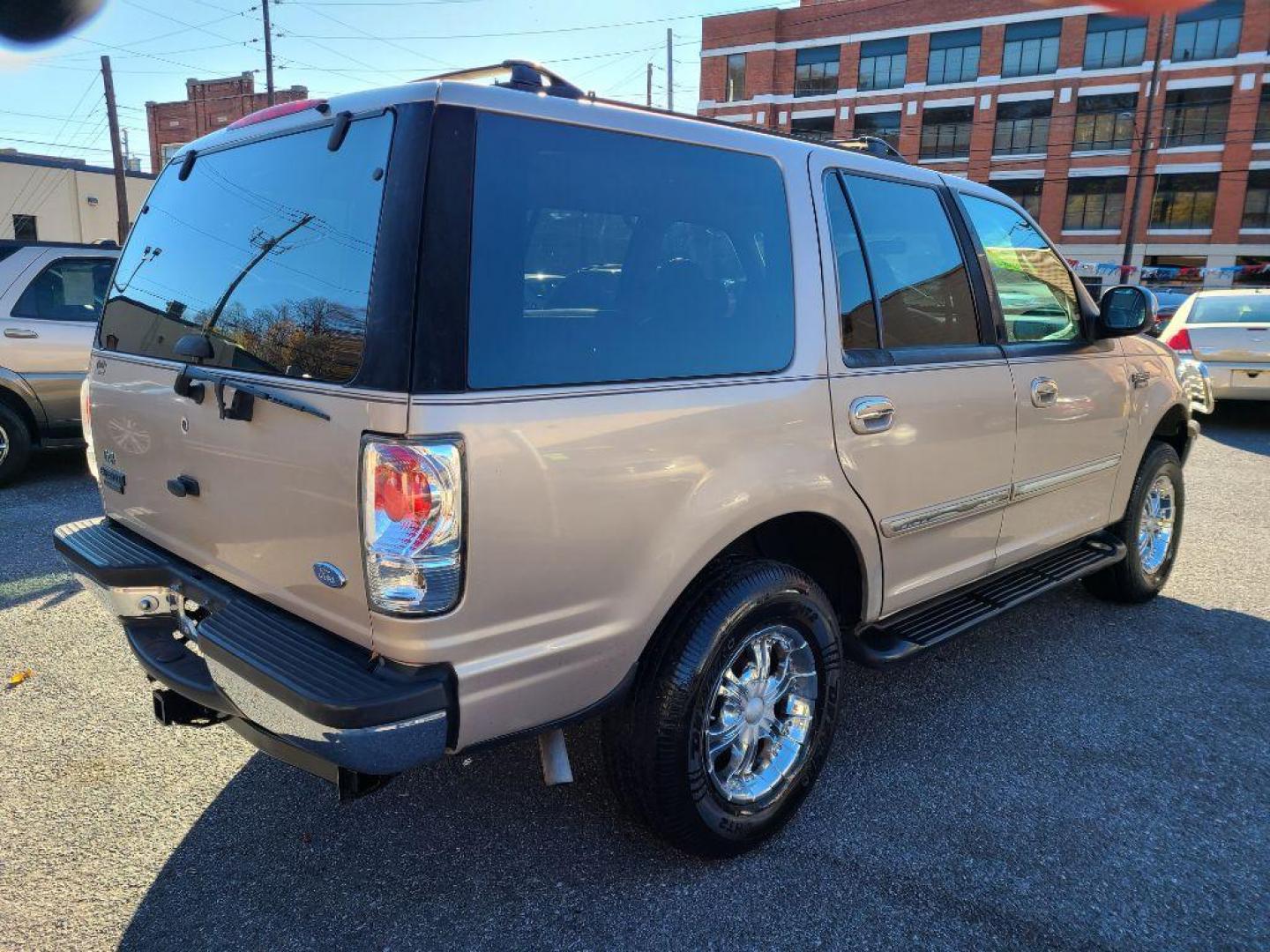 1997 GOLD FORD EXPEDITION XLT (1FMEU18W0VL) with an 4.6L engine, Automatic transmission, located at 117 North Cameron Street, Harrisburg, PA, 17101, (717) 963-8962, 40.266762, -76.875259 - WE FINANCE!!! Good Credit/ Bad Credit/ No Credit - ALL Trade-Ins Welcomed!!! ***Guaranteed Credit Approval*** APPLY ONLINE or CALL us TODAY ;) Internet Prices and Marketplace Prices are SPECIAL discounted ***CASH DEALS*** Retail Prices are higher. Please call us to discuss your cash and finan - Photo#4