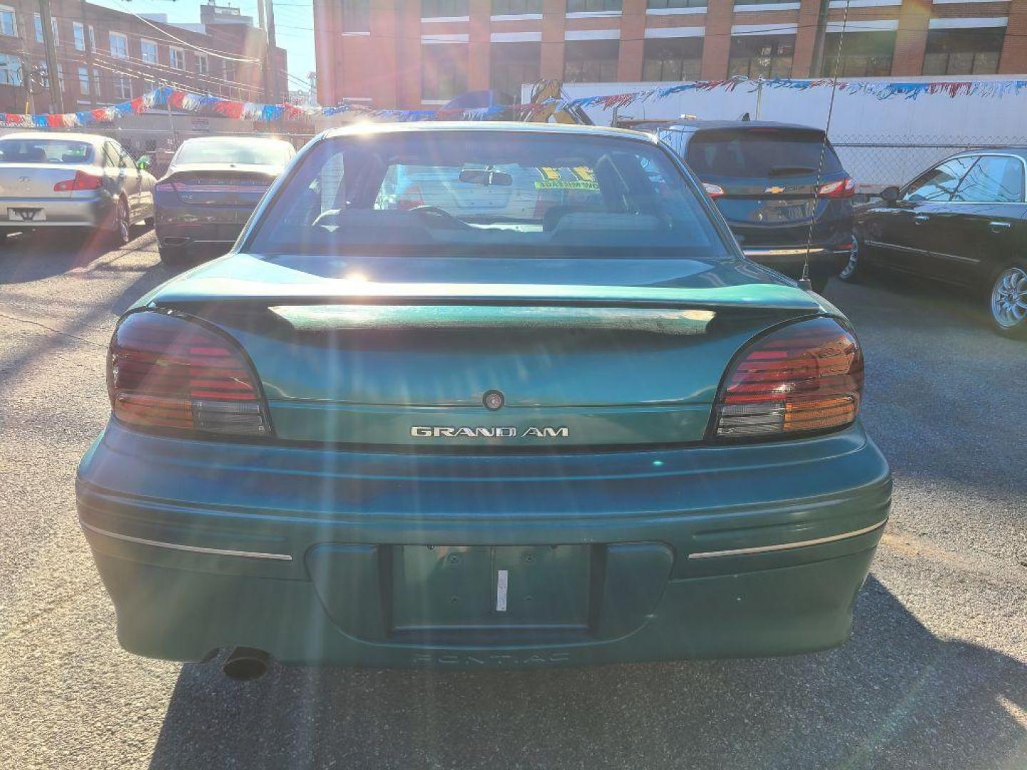 1998 GREEN PONTIAC GRAND AM SE (1G2NE52T4WM) with an 2.4L engine, Automatic transmission, located at 117 North Cameron Street, Harrisburg, PA, 17101, (717) 963-8962, 40.266762, -76.875259 - WE FINANCE!!! Good Credit/ Bad Credit/ No Credit - ALL Trade-Ins Welcomed!!! ***Guaranteed Credit Approval*** APPLY ONLINE or CALL us TODAY ;) Internet Prices and Marketplace Prices are SPECIAL discounted ***CASH DEALS*** Retail Prices are higher. Please call us to discuss your cash and finan - Photo#3