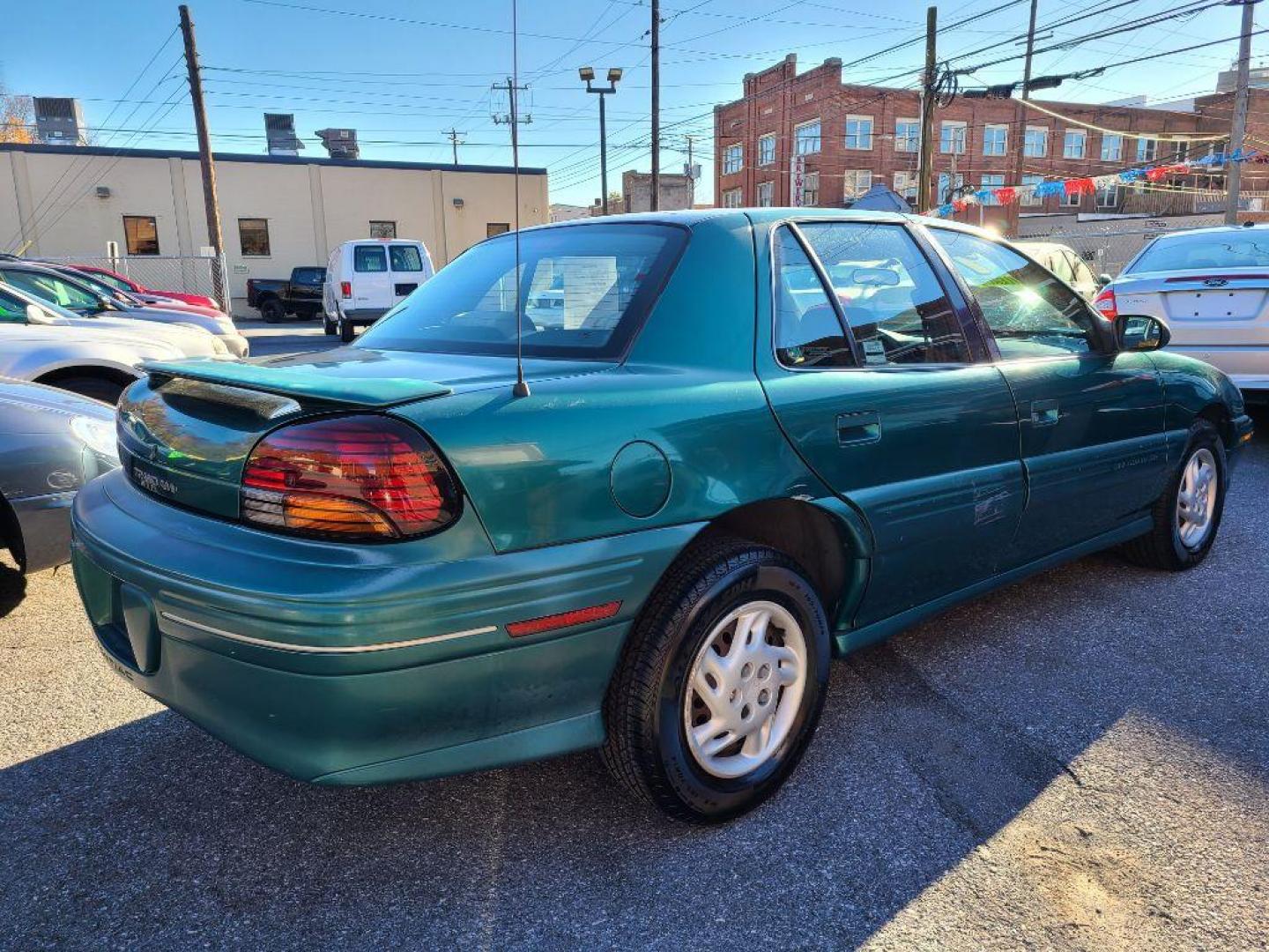 1998 GREEN PONTIAC GRAND AM SE (1G2NE52T4WM) with an 2.4L engine, Automatic transmission, located at 117 North Cameron Street, Harrisburg, PA, 17101, (717) 963-8962, 40.266762, -76.875259 - WE FINANCE!!! Good Credit/ Bad Credit/ No Credit - ALL Trade-Ins Welcomed!!! ***Guaranteed Credit Approval*** APPLY ONLINE or CALL us TODAY ;) Internet Prices and Marketplace Prices are SPECIAL discounted ***CASH DEALS*** Retail Prices are higher. Please call us to discuss your cash and finan - Photo#4