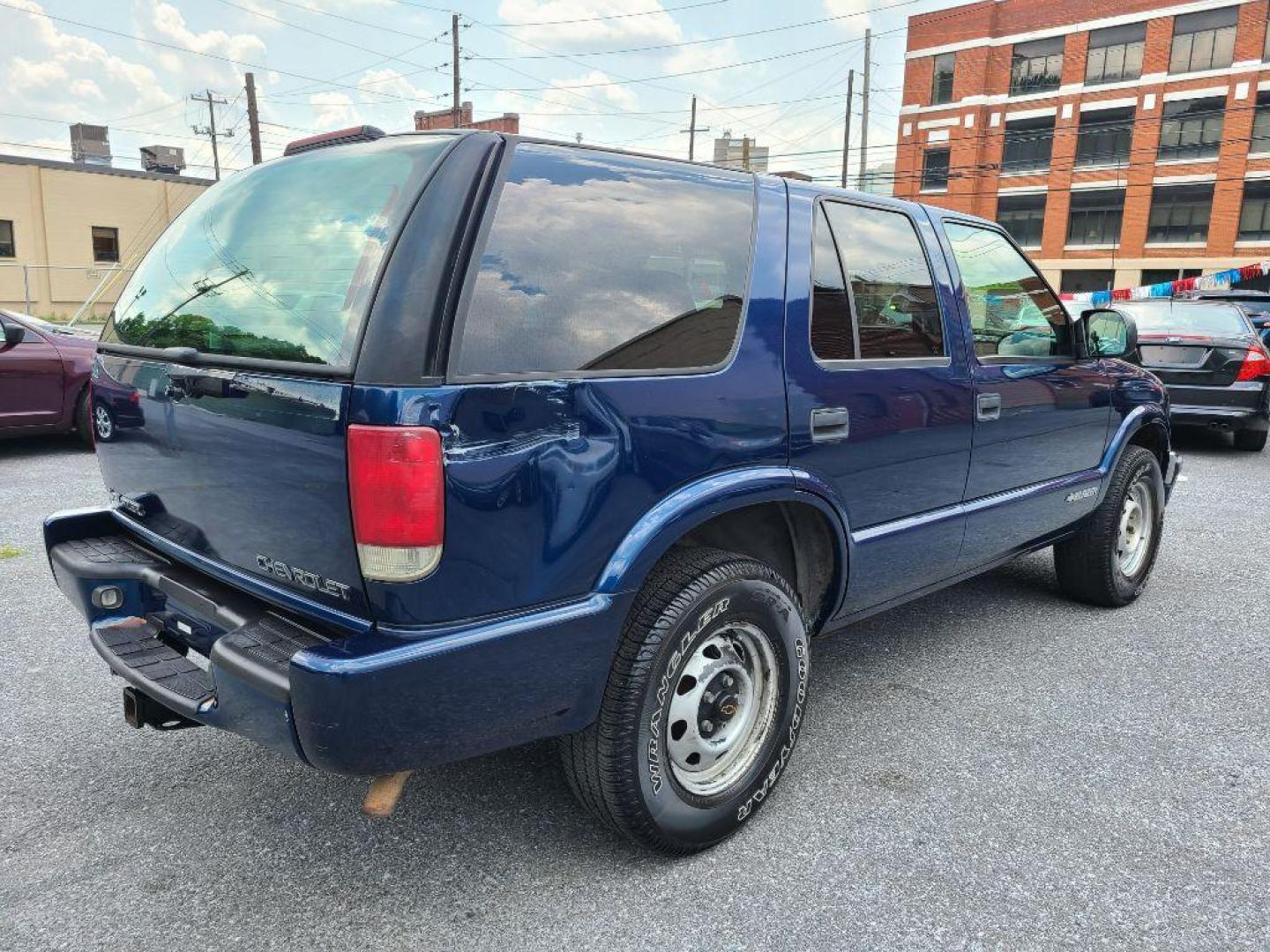 1999 BLUE CHEVROLET BLAZER LS (1GNDT13W3XK) with an 4.3L engine, Automatic transmission, located at 117 North Cameron Street, Harrisburg, PA, 17101, (717) 963-8962, 40.266762, -76.875259 - CASH DEAL $2,995 ***Guaranteed Credit Approval*** APPLY ONLINE or CALL us TODAY ;) Internet Prices and Marketplace Prices are SPECIAL discounted ***CASH DEALS*** Retail Prices are higher. Please call us to discuss your cash and financing options. All quoted payments are with a TransUnion FICO - Photo#4