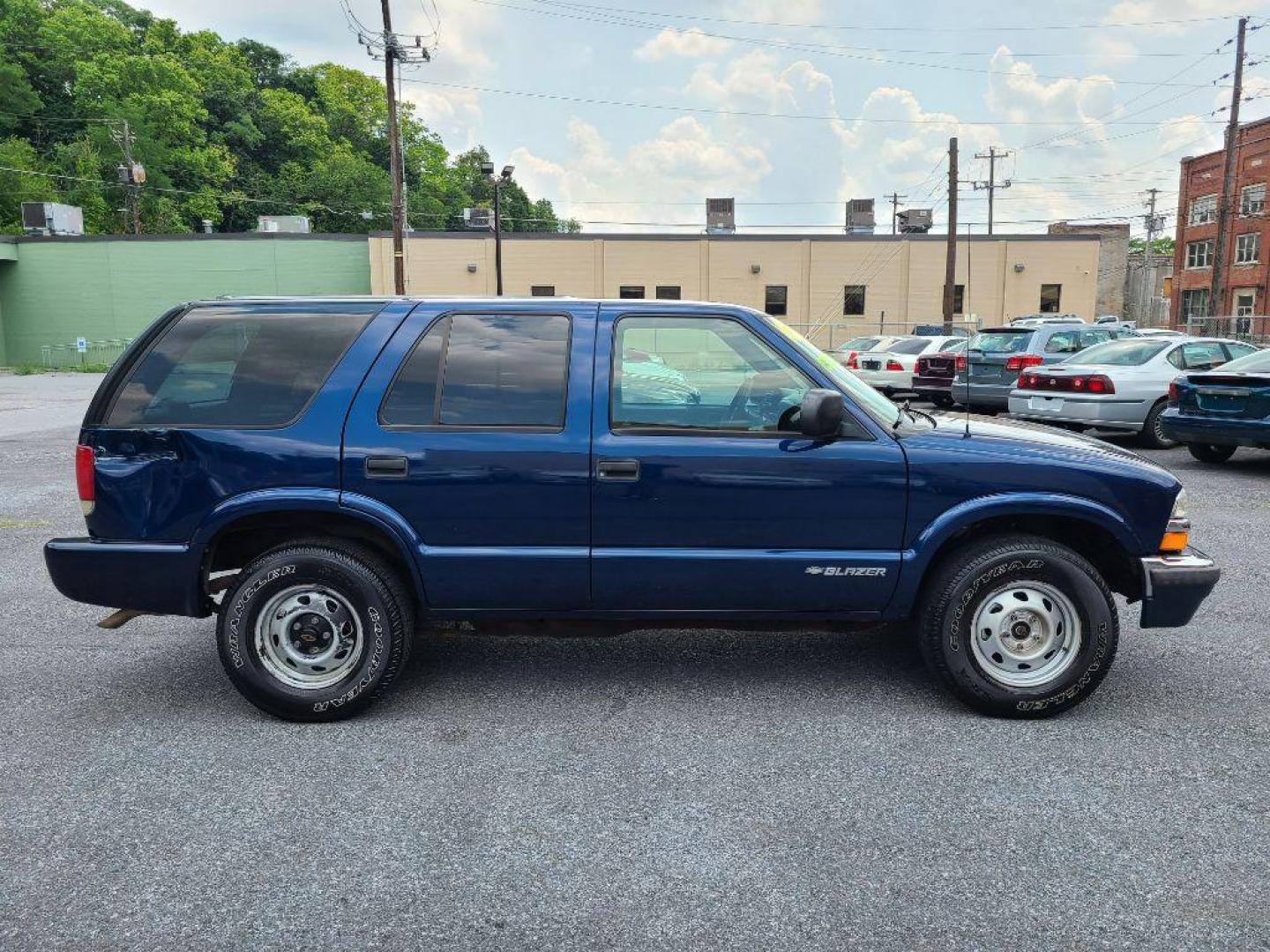 1999 BLUE CHEVROLET BLAZER LS (1GNDT13W3XK) with an 4.3L engine, Automatic transmission, located at 117 North Cameron Street, Harrisburg, PA, 17101, (717) 963-8962, 40.266762, -76.875259 - CASH DEAL $2,995 ***Guaranteed Credit Approval*** APPLY ONLINE or CALL us TODAY ;) Internet Prices and Marketplace Prices are SPECIAL discounted ***CASH DEALS*** Retail Prices are higher. Please call us to discuss your cash and financing options. All quoted payments are with a TransUnion FICO - Photo#5