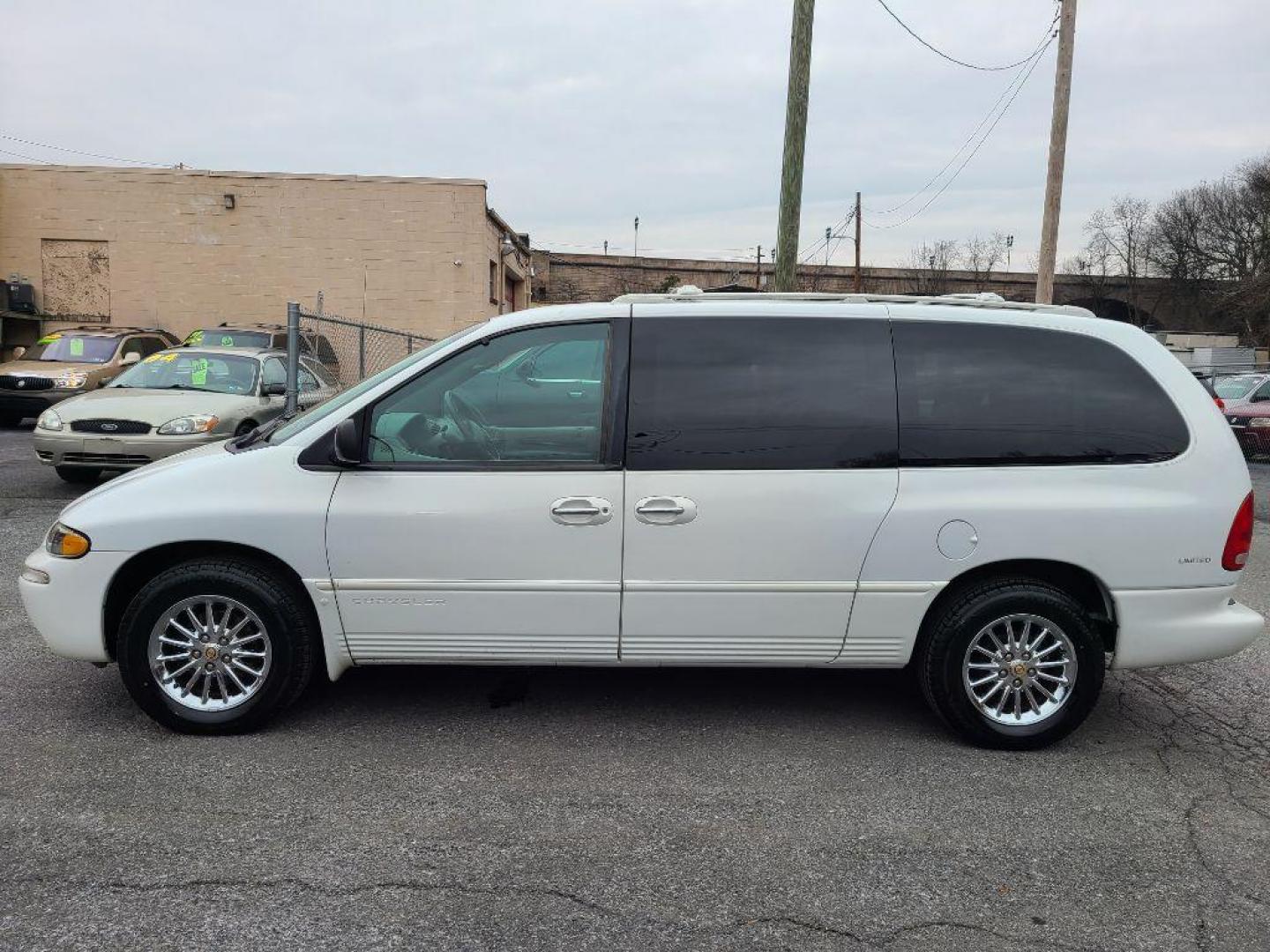 1999 WHITE CHRYSLER TOWN and COUNTRY LIMITED (1C4GP64L5XB) with an 3.8L engine, Automatic transmission, located at 117 North Cameron Street, Harrisburg, PA, 17101, (717) 963-8962, 40.266762, -76.875259 - WE FINANCE!!! Good Credit/ Bad Credit/ No Credit - ALL Trade-Ins Welcomed!!! ***Guaranteed Credit Approval*** APPLY ONLINE or CALL us TODAY ;) Internet Prices and Marketplace Prices are SPECIAL discounted ***CASH DEALS*** Retail Prices are higher. Please call us to discuss your cash and finan - Photo#1