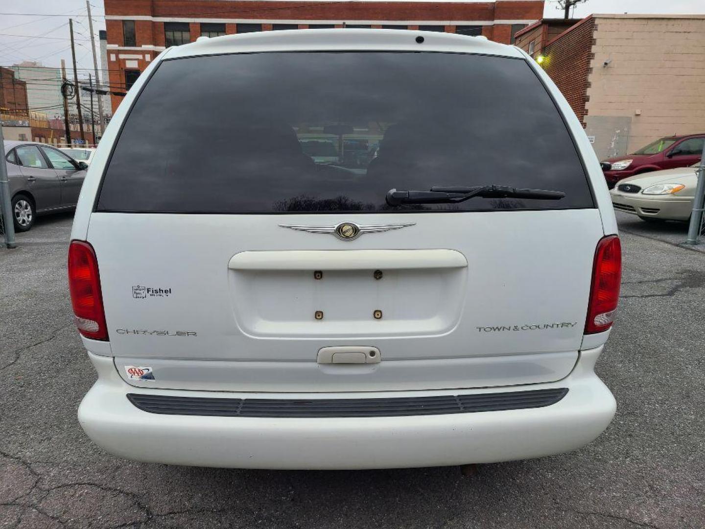 1999 WHITE CHRYSLER TOWN and COUNTRY LIMITED (1C4GP64L5XB) with an 3.8L engine, Automatic transmission, located at 117 North Cameron Street, Harrisburg, PA, 17101, (717) 963-8962, 40.266762, -76.875259 - WE FINANCE!!! Good Credit/ Bad Credit/ No Credit - ALL Trade-Ins Welcomed!!! ***Guaranteed Credit Approval*** APPLY ONLINE or CALL us TODAY ;) Internet Prices and Marketplace Prices are SPECIAL discounted ***CASH DEALS*** Retail Prices are higher. Please call us to discuss your cash and finan - Photo#3