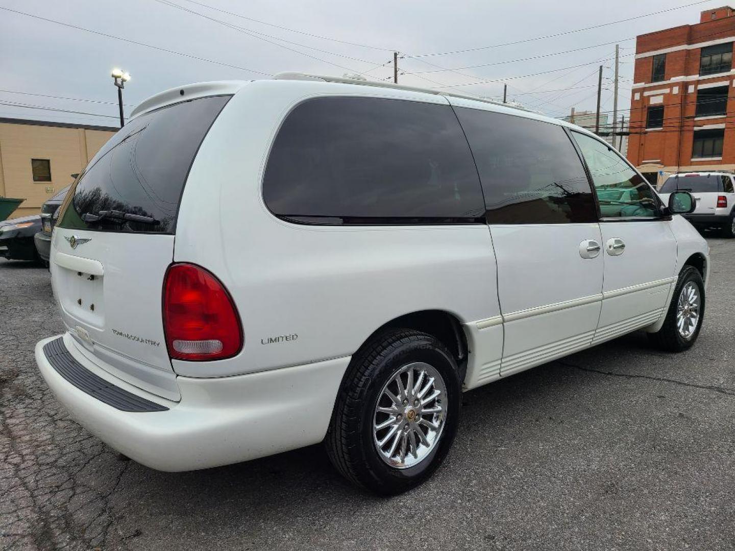 1999 WHITE CHRYSLER TOWN and COUNTRY LIMITED (1C4GP64L5XB) with an 3.8L engine, Automatic transmission, located at 117 North Cameron Street, Harrisburg, PA, 17101, (717) 963-8962, 40.266762, -76.875259 - WE FINANCE!!! Good Credit/ Bad Credit/ No Credit - ALL Trade-Ins Welcomed!!! ***Guaranteed Credit Approval*** APPLY ONLINE or CALL us TODAY ;) Internet Prices and Marketplace Prices are SPECIAL discounted ***CASH DEALS*** Retail Prices are higher. Please call us to discuss your cash and finan - Photo#4