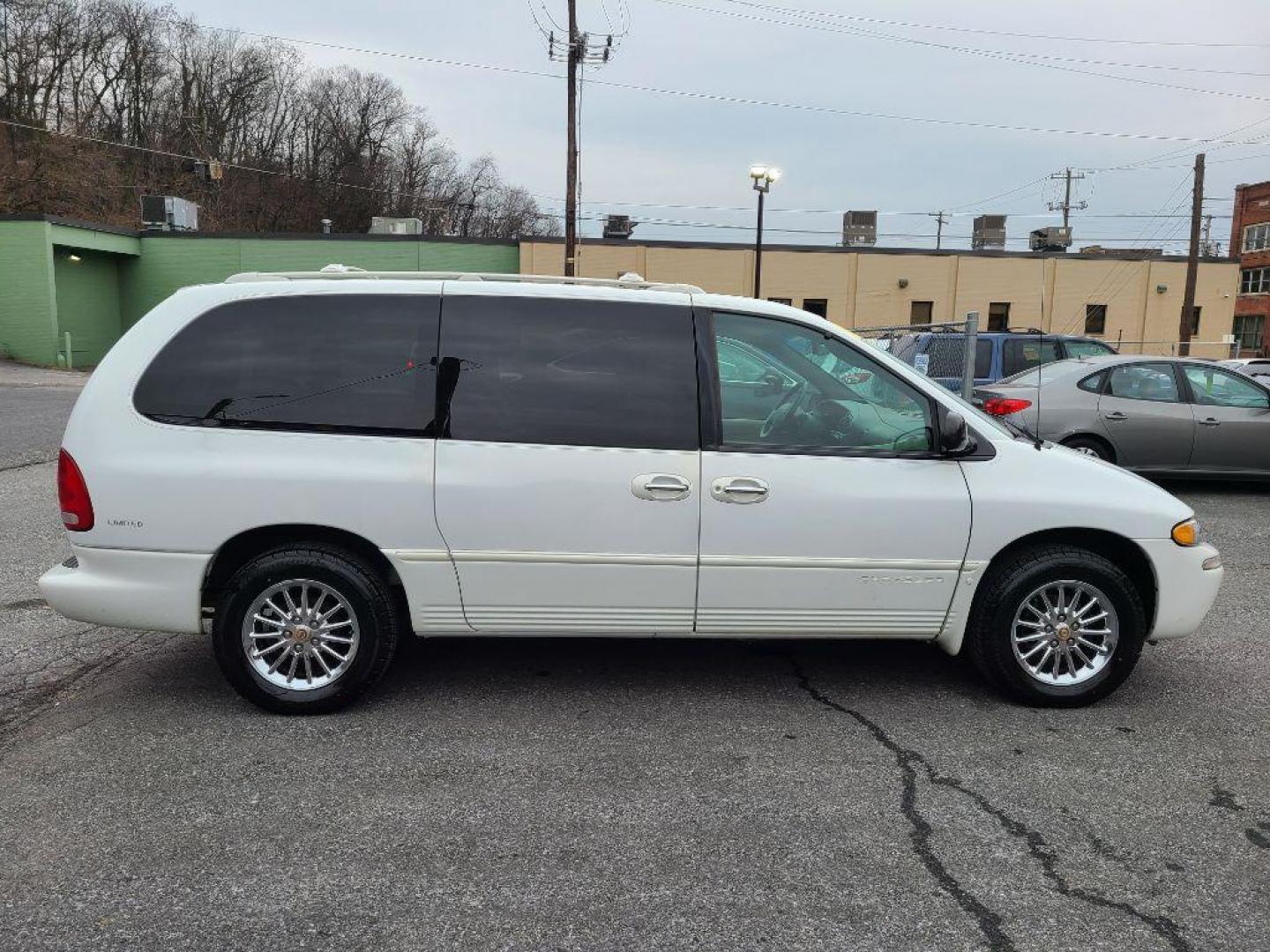 1999 WHITE CHRYSLER TOWN and COUNTRY LIMITED (1C4GP64L5XB) with an 3.8L engine, Automatic transmission, located at 117 North Cameron Street, Harrisburg, PA, 17101, (717) 963-8962, 40.266762, -76.875259 - WE FINANCE!!! Good Credit/ Bad Credit/ No Credit - ALL Trade-Ins Welcomed!!! ***Guaranteed Credit Approval*** APPLY ONLINE or CALL us TODAY ;) Internet Prices and Marketplace Prices are SPECIAL discounted ***CASH DEALS*** Retail Prices are higher. Please call us to discuss your cash and finan - Photo#5