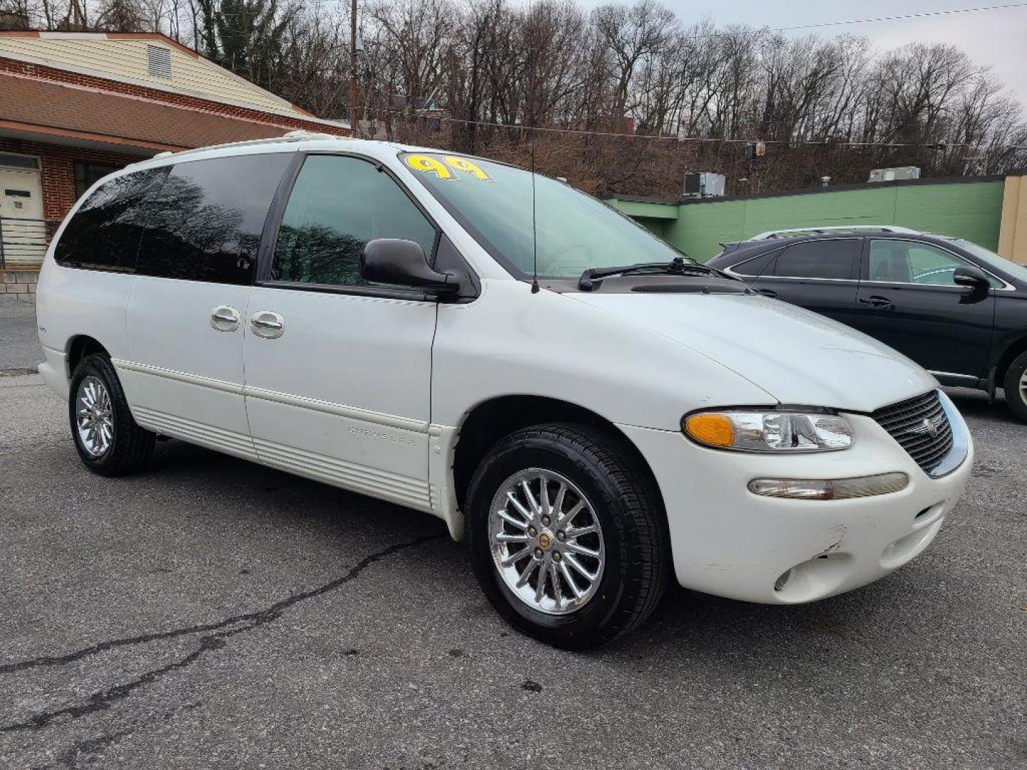 1999 WHITE CHRYSLER TOWN and COUNTRY LIMITED (1C4GP64L5XB) with an 3.8L engine, Automatic transmission, located at 117 North Cameron Street, Harrisburg, PA, 17101, (717) 963-8962, 40.266762, -76.875259 - WE FINANCE!!! Good Credit/ Bad Credit/ No Credit - ALL Trade-Ins Welcomed!!! ***Guaranteed Credit Approval*** APPLY ONLINE or CALL us TODAY ;) Internet Prices and Marketplace Prices are SPECIAL discounted ***CASH DEALS*** Retail Prices are higher. Please call us to discuss your cash and finan - Photo#6