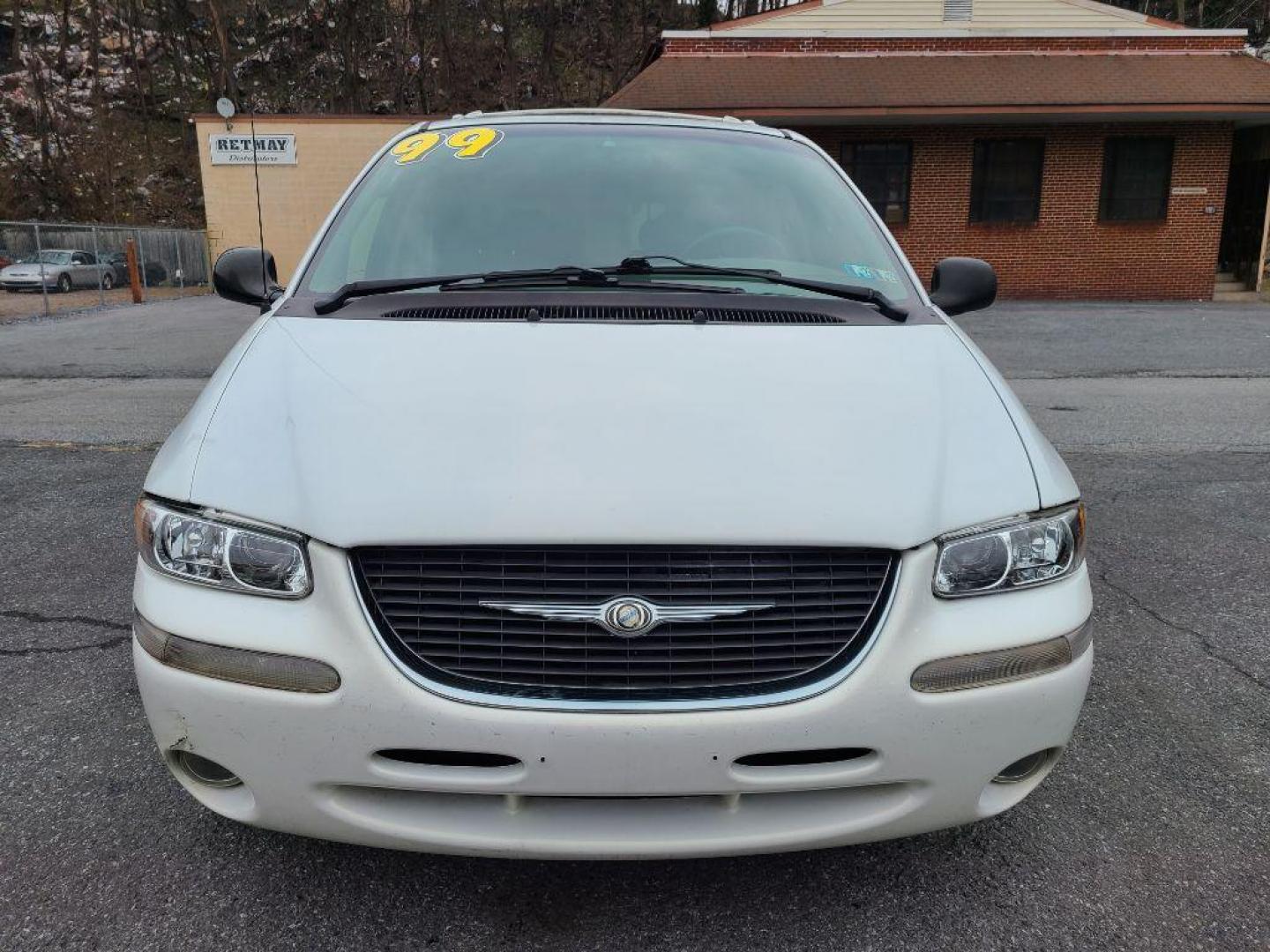 1999 WHITE CHRYSLER TOWN and COUNTRY LIMITED (1C4GP64L5XB) with an 3.8L engine, Automatic transmission, located at 117 North Cameron Street, Harrisburg, PA, 17101, (717) 963-8962, 40.266762, -76.875259 - WE FINANCE!!! Good Credit/ Bad Credit/ No Credit - ALL Trade-Ins Welcomed!!! ***Guaranteed Credit Approval*** APPLY ONLINE or CALL us TODAY ;) Internet Prices and Marketplace Prices are SPECIAL discounted ***CASH DEALS*** Retail Prices are higher. Please call us to discuss your cash and finan - Photo#7