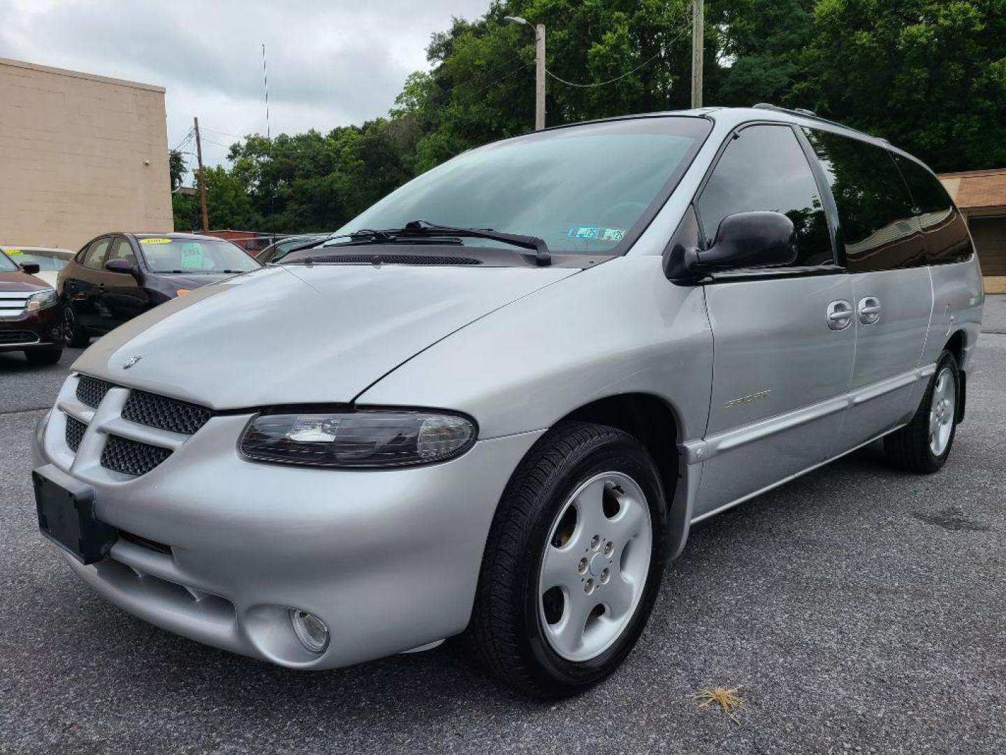 2000 SILVER DODGE GRAND CARAVAN Sport (1B4GP44G2YB) with an 3.3L engine, Automatic transmission, located at 117 North Cameron Street, Harrisburg, PA, 17101, (717) 963-8962, 40.266762, -76.875259 - WE FINANCE!!! Good Credit/ Bad Credit/ No Credit - ALL Trade-Ins Welcomed!!! ***Guaranteed Credit Approval*** APPLY ONLINE or CALL us TODAY ;) Internet Prices and Marketplace Prices are SPECIAL discounted ***CASH DEALS*** Retail Prices are higher. Please call us to discuss your cash and finan - Photo#0