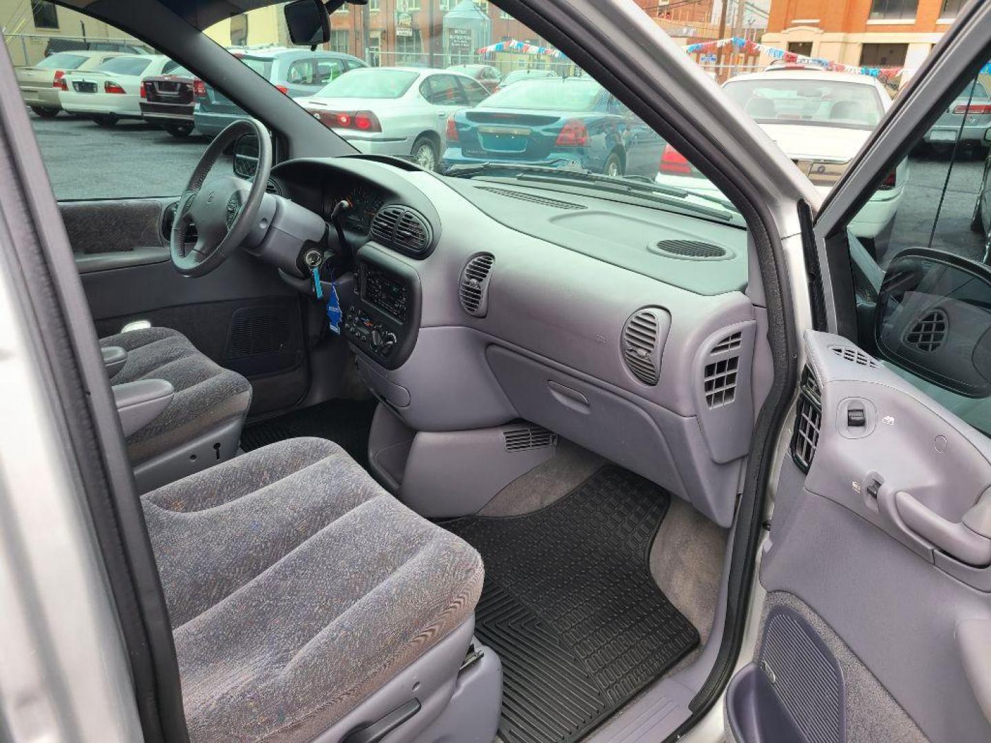 2000 SILVER DODGE GRAND CARAVAN Sport (1B4GP44G2YB) with an 3.3L engine, Automatic transmission, located at 117 North Cameron Street, Harrisburg, PA, 17101, (717) 963-8962, 40.266762, -76.875259 - WE FINANCE!!! Good Credit/ Bad Credit/ No Credit - ALL Trade-Ins Welcomed!!! ***Guaranteed Credit Approval*** APPLY ONLINE or CALL us TODAY ;) Internet Prices and Marketplace Prices are SPECIAL discounted ***CASH DEALS*** Retail Prices are higher. Please call us to discuss your cash and finan - Photo#11