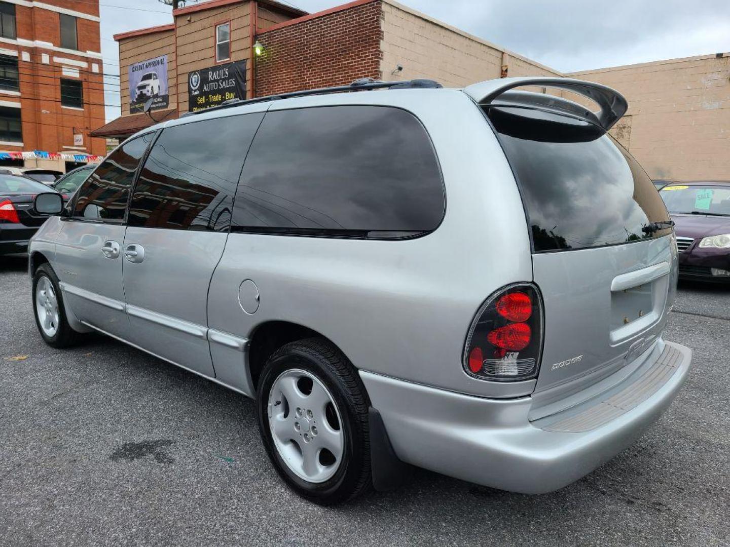 2000 SILVER DODGE GRAND CARAVAN Sport (1B4GP44G2YB) with an 3.3L engine, Automatic transmission, located at 117 North Cameron Street, Harrisburg, PA, 17101, (717) 963-8962, 40.266762, -76.875259 - WE FINANCE!!! Good Credit/ Bad Credit/ No Credit - ALL Trade-Ins Welcomed!!! ***Guaranteed Credit Approval*** APPLY ONLINE or CALL us TODAY ;) Internet Prices and Marketplace Prices are SPECIAL discounted ***CASH DEALS*** Retail Prices are higher. Please call us to discuss your cash and finan - Photo#2