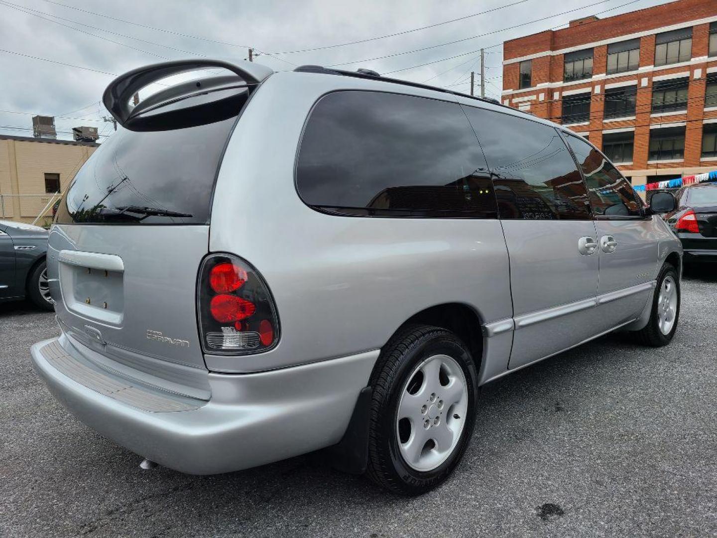 2000 SILVER DODGE GRAND CARAVAN Sport (1B4GP44G2YB) with an 3.3L engine, Automatic transmission, located at 117 North Cameron Street, Harrisburg, PA, 17101, (717) 963-8962, 40.266762, -76.875259 - WE FINANCE!!! Good Credit/ Bad Credit/ No Credit - ALL Trade-Ins Welcomed!!! ***Guaranteed Credit Approval*** APPLY ONLINE or CALL us TODAY ;) Internet Prices and Marketplace Prices are SPECIAL discounted ***CASH DEALS*** Retail Prices are higher. Please call us to discuss your cash and finan - Photo#4