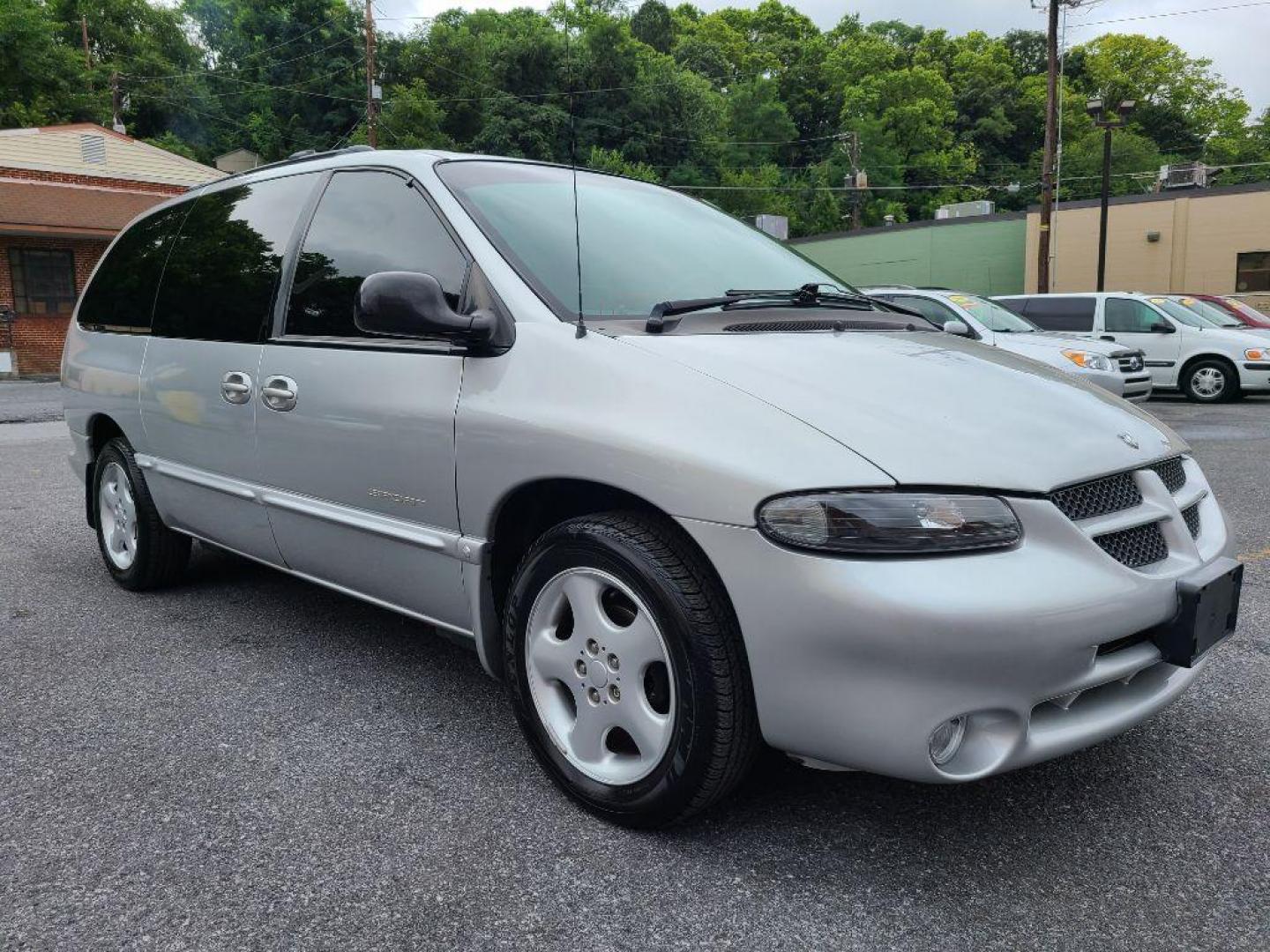 2000 SILVER DODGE GRAND CARAVAN Sport (1B4GP44G2YB) with an 3.3L engine, Automatic transmission, located at 117 North Cameron Street, Harrisburg, PA, 17101, (717) 963-8962, 40.266762, -76.875259 - WE FINANCE!!! Good Credit/ Bad Credit/ No Credit - ALL Trade-Ins Welcomed!!! ***Guaranteed Credit Approval*** APPLY ONLINE or CALL us TODAY ;) Internet Prices and Marketplace Prices are SPECIAL discounted ***CASH DEALS*** Retail Prices are higher. Please call us to discuss your cash and finan - Photo#5