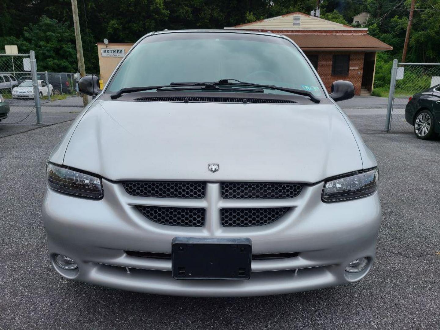 2000 SILVER DODGE GRAND CARAVAN Sport (1B4GP44G2YB) with an 3.3L engine, Automatic transmission, located at 117 North Cameron Street, Harrisburg, PA, 17101, (717) 963-8962, 40.266762, -76.875259 - WE FINANCE!!! Good Credit/ Bad Credit/ No Credit - ALL Trade-Ins Welcomed!!! ***Guaranteed Credit Approval*** APPLY ONLINE or CALL us TODAY ;) Internet Prices and Marketplace Prices are SPECIAL discounted ***CASH DEALS*** Retail Prices are higher. Please call us to discuss your cash and finan - Photo#6