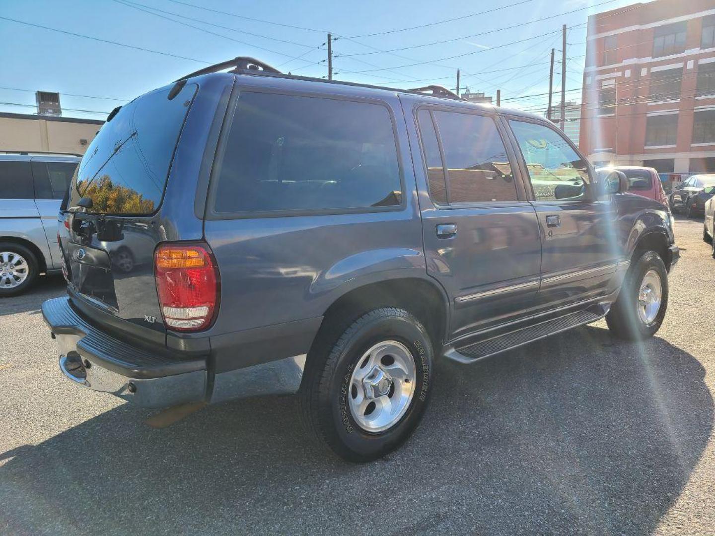 2000 BLUE FORD EXPLORER XLT (1FMZU73E2YZ) with an 4.0L engine, Automatic transmission, located at 117 North Cameron Street, Harrisburg, PA, 17101, (717) 963-8962, 40.266762, -76.875259 - WE FINANCE!!! Good Credit/ Bad Credit/ No Credit - ALL Trade-Ins Welcomed!!! ***Guaranteed Credit Approval*** APPLY ONLINE or CALL us TODAY ;) Internet Prices and Marketplace Prices are SPECIAL discounted ***CASH DEALS*** Retail Prices are higher. Please call us to discuss your cash and finan - Photo#4