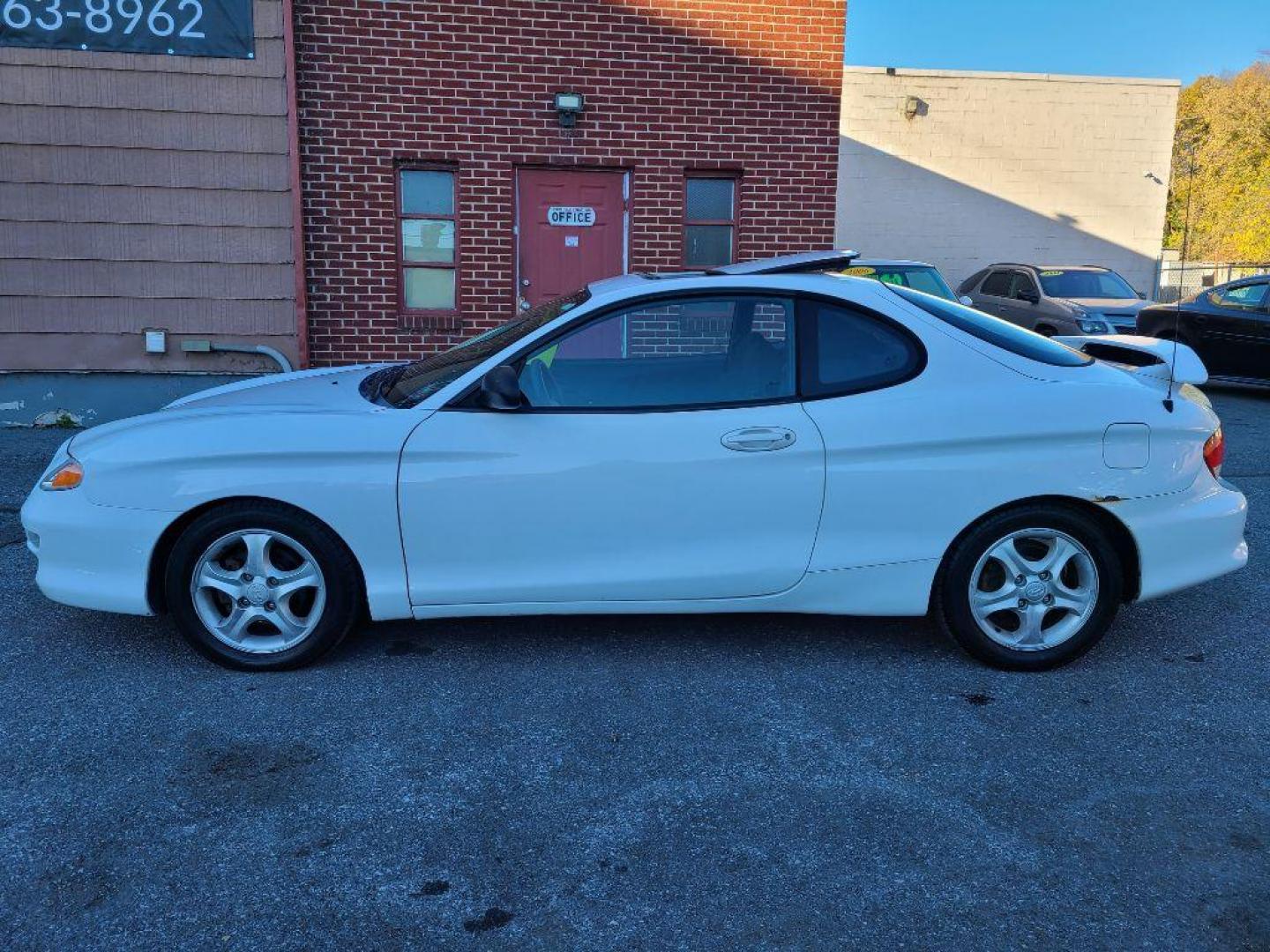 2000 WHITE HYUNDAI TIBURON HATCHBACK CPE (KMHJG25F2YU) with an 2.0L engine, Automatic transmission, located at 117 North Cameron Street, Harrisburg, PA, 17101, (717) 963-8962, 40.266762, -76.875259 - WE FINANCE!!! Good Credit/ Bad Credit/ No Credit - ALL Trade-Ins Welcomed!!! ***Guaranteed Credit Approval*** APPLY ONLINE or CALL us TODAY ;) Internet Prices and Marketplace Prices are SPECIAL discounted ***CASH DEALS*** Retail Prices are higher. Please call us to discuss your cash and finan - Photo#1