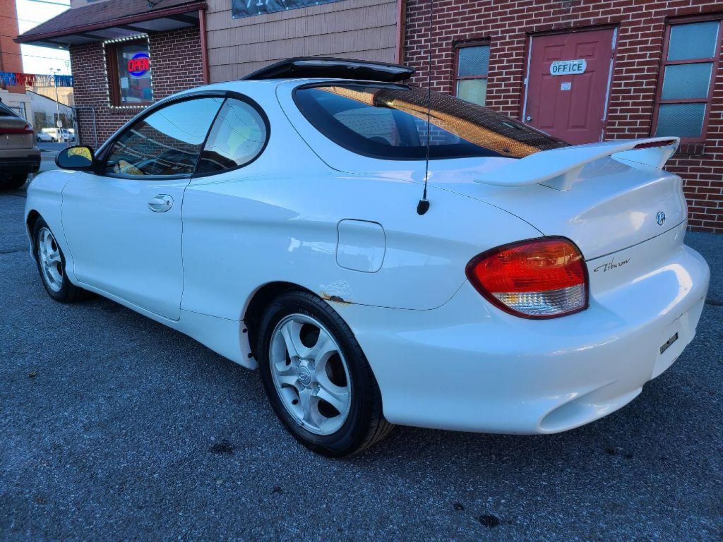 2000 WHITE HYUNDAI TIBURON HATCHBACK CPE (KMHJG25F2YU) with an 2.0L engine, Automatic transmission, located at 117 North Cameron Street, Harrisburg, PA, 17101, (717) 963-8962, 40.266762, -76.875259 - WE FINANCE!!! Good Credit/ Bad Credit/ No Credit - ALL Trade-Ins Welcomed!!! ***Guaranteed Credit Approval*** APPLY ONLINE or CALL us TODAY ;) Internet Prices and Marketplace Prices are SPECIAL discounted ***CASH DEALS*** Retail Prices are higher. Please call us to discuss your cash and finan - Photo#2