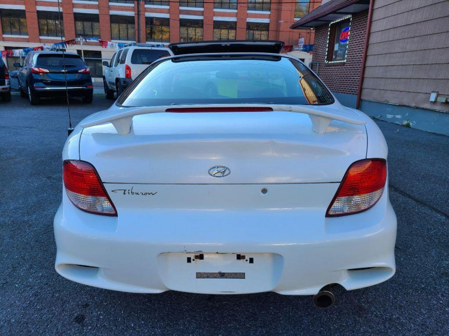 2000 WHITE HYUNDAI TIBURON HATCHBACK CPE (KMHJG25F2YU) with an 2.0L engine, Automatic transmission, located at 117 North Cameron Street, Harrisburg, PA, 17101, (717) 963-8962, 40.266762, -76.875259 - WE FINANCE!!! Good Credit/ Bad Credit/ No Credit - ALL Trade-Ins Welcomed!!! ***Guaranteed Credit Approval*** APPLY ONLINE or CALL us TODAY ;) Internet Prices and Marketplace Prices are SPECIAL discounted ***CASH DEALS*** Retail Prices are higher. Please call us to discuss your cash and finan - Photo#3