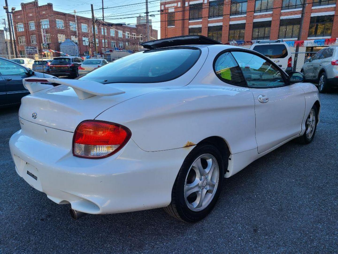 2000 WHITE HYUNDAI TIBURON HATCHBACK CPE (KMHJG25F2YU) with an 2.0L engine, Automatic transmission, located at 117 North Cameron Street, Harrisburg, PA, 17101, (717) 963-8962, 40.266762, -76.875259 - WE FINANCE!!! Good Credit/ Bad Credit/ No Credit - ALL Trade-Ins Welcomed!!! ***Guaranteed Credit Approval*** APPLY ONLINE or CALL us TODAY ;) Internet Prices and Marketplace Prices are SPECIAL discounted ***CASH DEALS*** Retail Prices are higher. Please call us to discuss your cash and finan - Photo#4