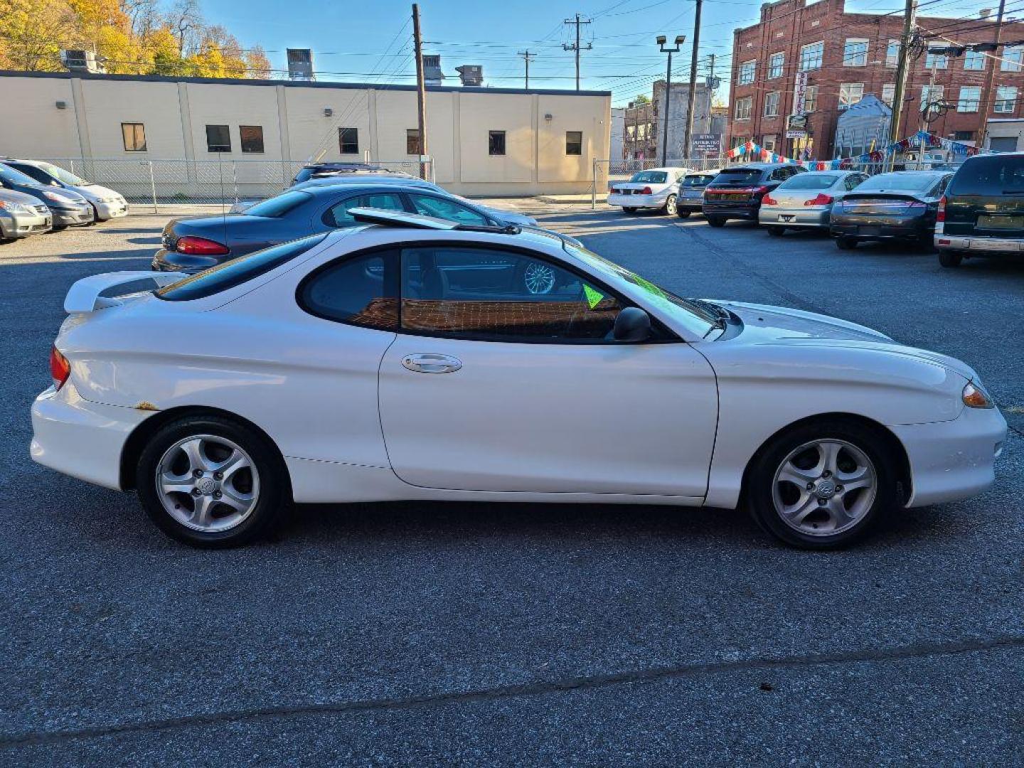 2000 WHITE HYUNDAI TIBURON HATCHBACK CPE (KMHJG25F2YU) with an 2.0L engine, Automatic transmission, located at 117 North Cameron Street, Harrisburg, PA, 17101, (717) 963-8962, 40.266762, -76.875259 - WE FINANCE!!! Good Credit/ Bad Credit/ No Credit - ALL Trade-Ins Welcomed!!! ***Guaranteed Credit Approval*** APPLY ONLINE or CALL us TODAY ;) Internet Prices and Marketplace Prices are SPECIAL discounted ***CASH DEALS*** Retail Prices are higher. Please call us to discuss your cash and finan - Photo#5