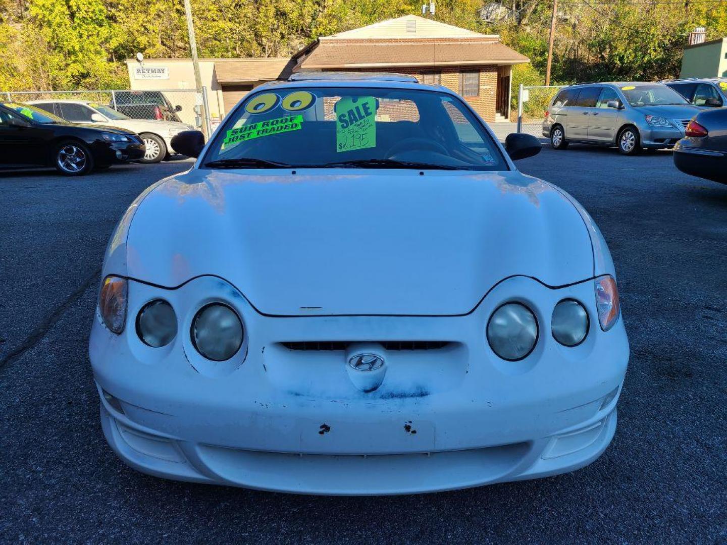 2000 WHITE HYUNDAI TIBURON HATCHBACK CPE (KMHJG25F2YU) with an 2.0L engine, Automatic transmission, located at 117 North Cameron Street, Harrisburg, PA, 17101, (717) 963-8962, 40.266762, -76.875259 - WE FINANCE!!! Good Credit/ Bad Credit/ No Credit - ALL Trade-Ins Welcomed!!! ***Guaranteed Credit Approval*** APPLY ONLINE or CALL us TODAY ;) Internet Prices and Marketplace Prices are SPECIAL discounted ***CASH DEALS*** Retail Prices are higher. Please call us to discuss your cash and finan - Photo#7