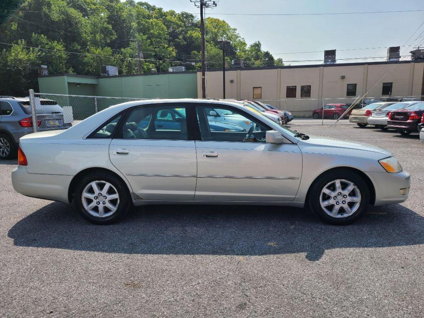 2000 SILVER TOYOTA AVALON XL (4T1BF28B6YU) with an 3.0L engine, Automatic transmission, located at 117 North Cameron Street, Harrisburg, PA, 17101, (717) 963-8962, 40.266762, -76.875259 - WE FINANCE!!! Good Credit/ Bad Credit/ No Credit - ALL Trade-Ins Welcomed!!! ***Guaranteed Credit Approval*** APPLY ONLINE or CALL us TODAY ;) Internet Prices and Marketplace Prices are SPECIAL discounted ***CASH DEALS*** Retail Prices are higher. Please call us to discuss your cash and finan - Photo#5