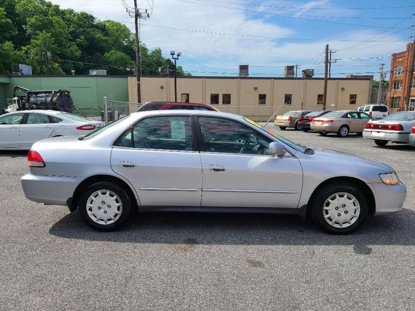 2001 SILVER HONDA ACCORD LX (1HGCG665X1A) with an 2.3L engine, Automatic transmission, located at 117 North Cameron Street, Harrisburg, PA, 17101, (717) 963-8962, 40.266762, -76.875259 - WE FINANCE!!! Good Credit/ Bad Credit/ No Credit - ALL Trade-Ins Welcomed!!! ***Guaranteed Credit Approval*** APPLY ONLINE or CALL us TODAY ;) Internet Prices and Marketplace Prices are SPECIAL discounted ***CASH DEALS*** Retail Prices are higher. Please call us to discuss your cash and finan - Photo#5