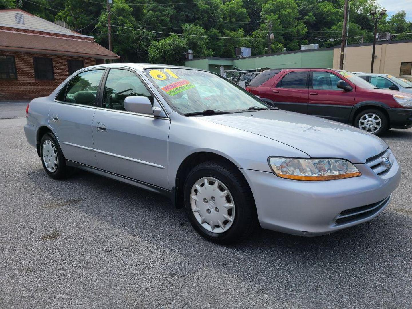 2001 SILVER HONDA ACCORD LX (1HGCG665X1A) with an 2.3L engine, Automatic transmission, located at 117 North Cameron Street, Harrisburg, PA, 17101, (717) 963-8962, 40.266762, -76.875259 - WE FINANCE!!! Good Credit/ Bad Credit/ No Credit - ALL Trade-Ins Welcomed!!! ***Guaranteed Credit Approval*** APPLY ONLINE or CALL us TODAY ;) Internet Prices and Marketplace Prices are SPECIAL discounted ***CASH DEALS*** Retail Prices are higher. Please call us to discuss your cash and finan - Photo#6