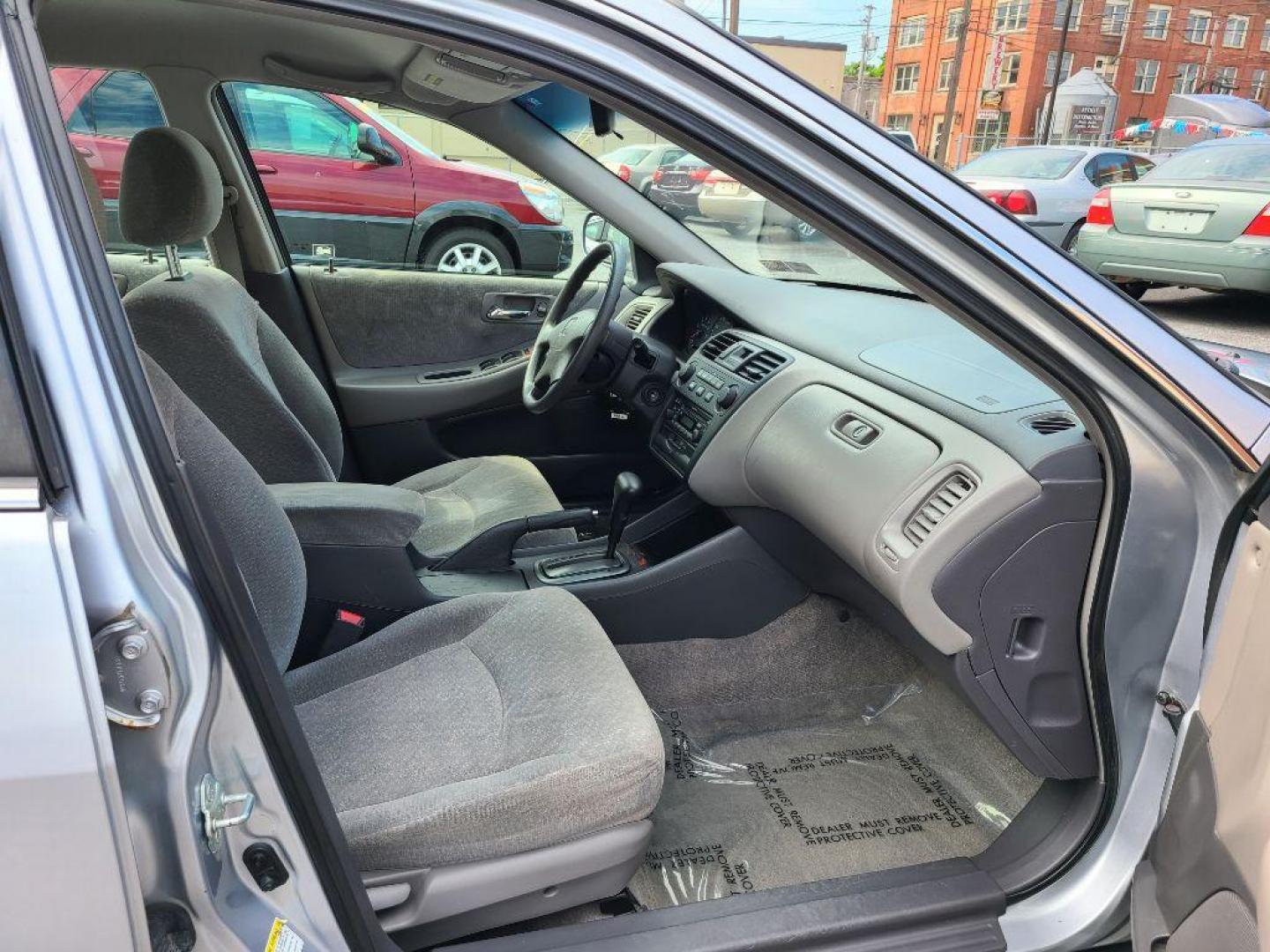 2001 SILVER HONDA ACCORD LX (1HGCG665X1A) with an 2.3L engine, Automatic transmission, located at 117 North Cameron Street, Harrisburg, PA, 17101, (717) 963-8962, 40.266762, -76.875259 - WE FINANCE!!! Good Credit/ Bad Credit/ No Credit - ALL Trade-Ins Welcomed!!! ***Guaranteed Credit Approval*** APPLY ONLINE or CALL us TODAY ;) Internet Prices and Marketplace Prices are SPECIAL discounted ***CASH DEALS*** Retail Prices are higher. Please call us to discuss your cash and finan - Photo#8