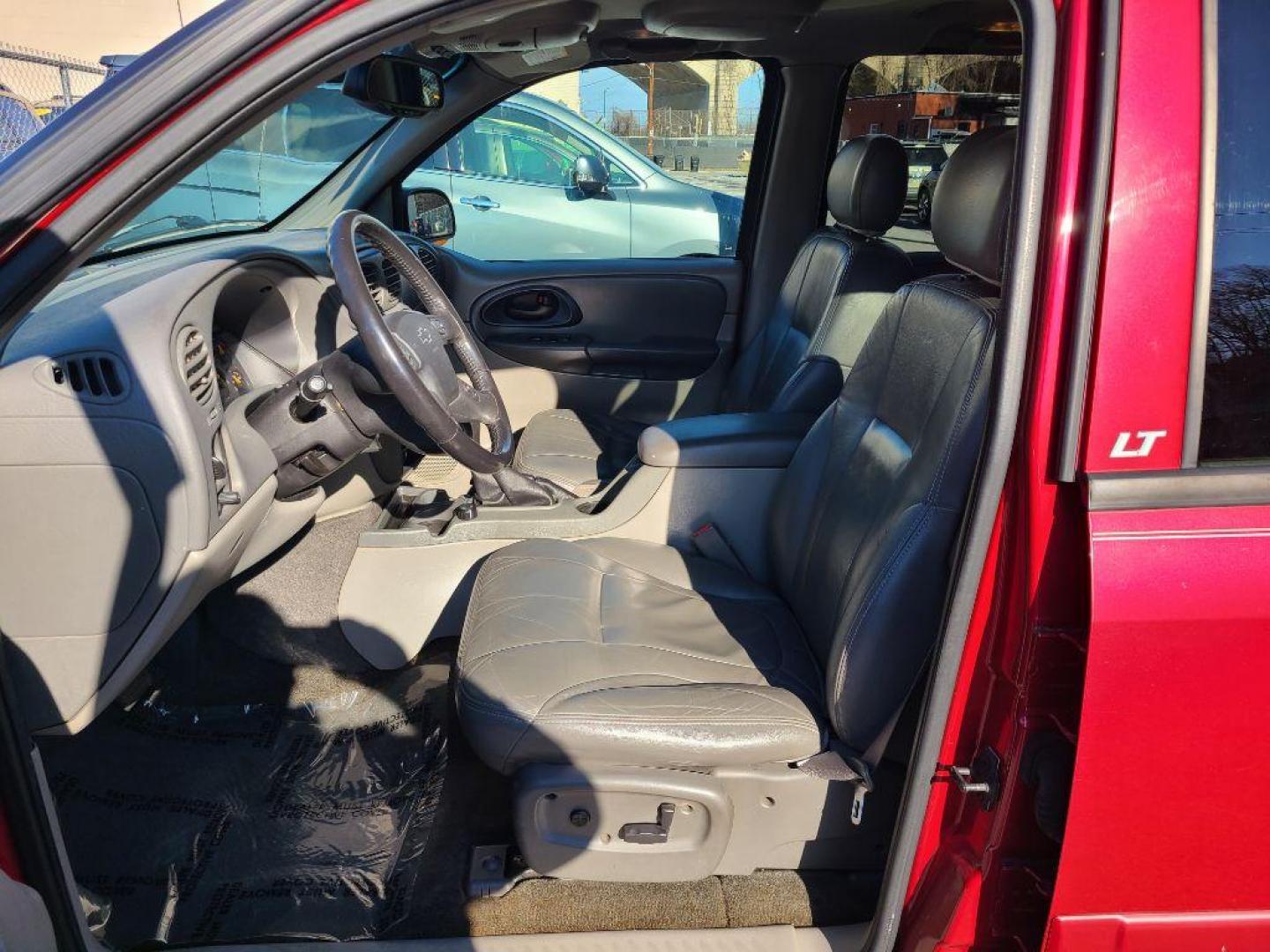 2002 RED CHEVROLET TRAILBLAZER LT EXT (1GNET16S526) with an 4.2L engine, Automatic transmission, located at 117 North Cameron Street, Harrisburg, PA, 17101, (717) 963-8962, 40.266762, -76.875259 - WE FINANCE!!! Good Credit/ Bad Credit/ No Credit - ALL Trade-Ins Welcomed!!! ***Guaranteed Credit Approval*** APPLY ONLINE or CALL us TODAY ;) Internet Prices and Marketplace Prices are SPECIAL discounted ***CASH DEALS*** Retail Prices are higher. Please call us to discuss your cash and finan - Photo#15