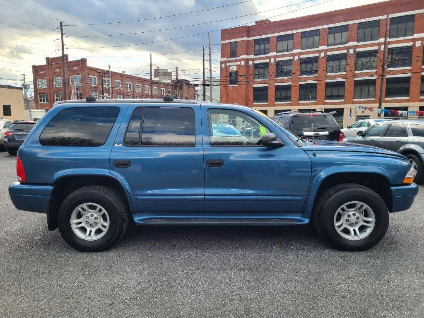 2002 BLUE DODGE DURANGO SLT (1B4HS48NX2F) with an 4.7L engine, Automatic transmission, located at 117 North Cameron Street, Harrisburg, PA, 17101, (717) 963-8962, 40.266762, -76.875259 - WE FINANCE!!! Good Credit/ Bad Credit/ No Credit - ALL Trade-Ins Welcomed!!! ***Guaranteed Credit Approval*** APPLY ONLINE or CALL us TODAY ;) Internet Prices and Marketplace Prices are SPECIAL discounted ***CASH DEALS*** Retail Prices are higher. Please call us to discuss your cash and finan - Photo#5