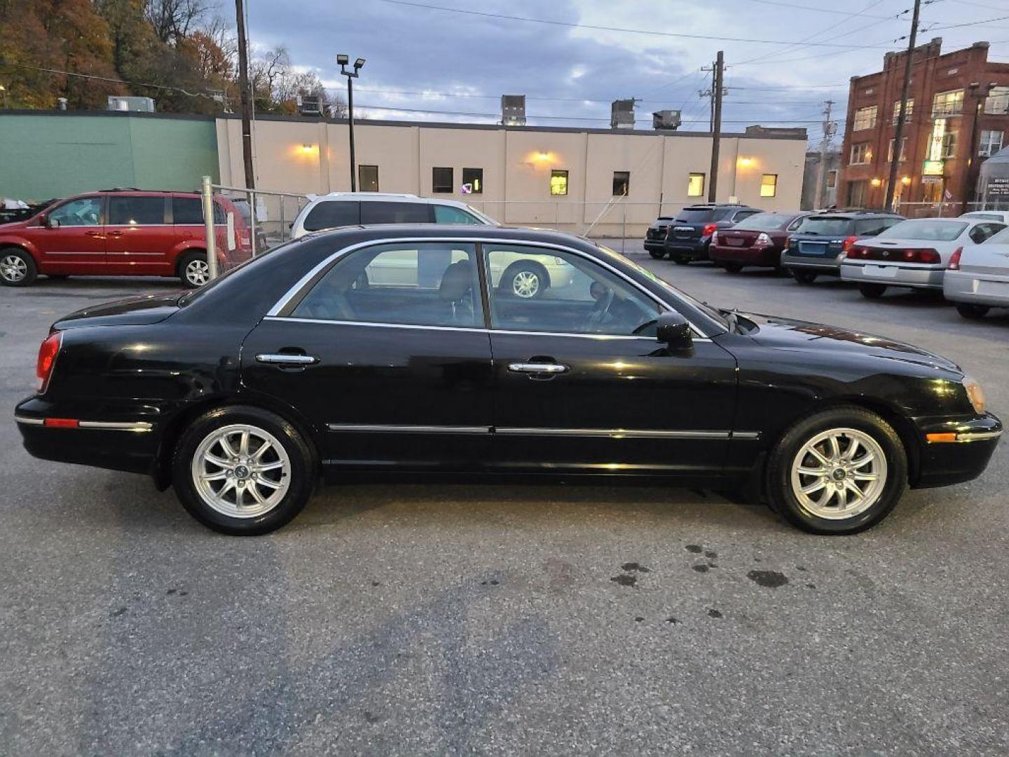 2002 BLACK HYUNDAI XG 350 (KMHFU45E72A) with an 3.5L engine, Automatic transmission, located at 117 North Cameron Street, Harrisburg, PA, 17101, (717) 963-8962, 40.266762, -76.875259 - WE FINANCE!!! Good Credit/ Bad Credit/ No Credit - ALL Trade-Ins Welcomed!!! ***Guaranteed Credit Approval*** APPLY ONLINE or CALL us TODAY ;) Internet Prices and Marketplace Prices are SPECIAL discounted ***CASH DEALS*** Retail Prices are higher. Please call us to discuss your cash and finan - Photo#5