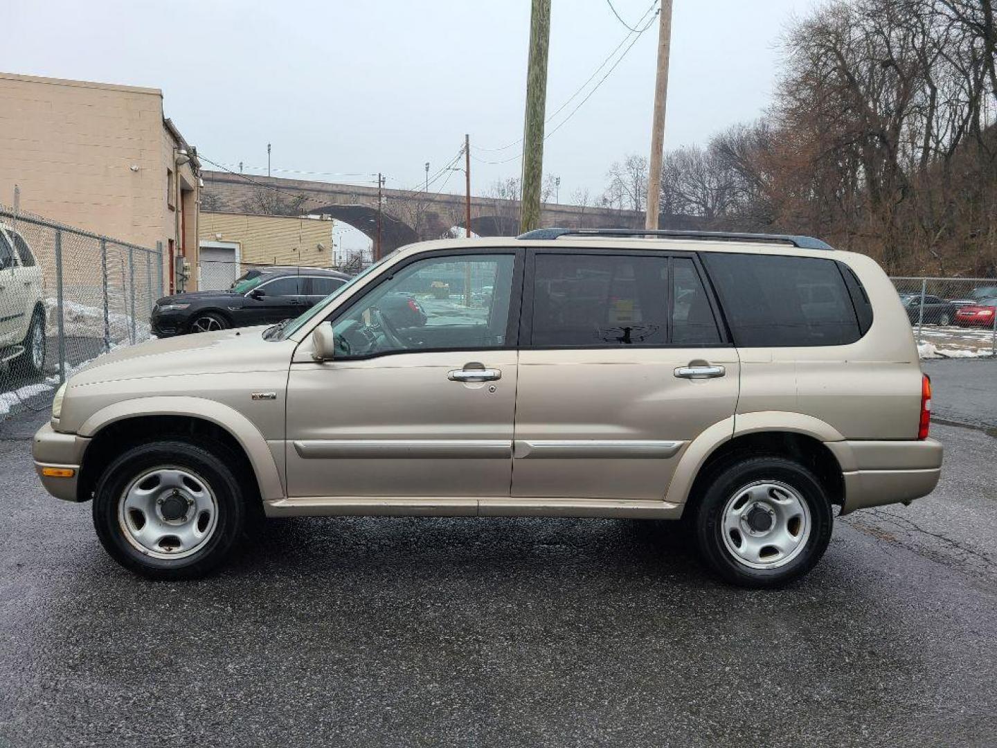 2002 BEIGE SUZUKI XL7 PLUS (JS3TX92V924) with an 2.7L engine, Automatic transmission, located at 117 North Cameron Street, Harrisburg, PA, 17101, (717) 963-8962, 40.266762, -76.875259 - WE FINANCE!!! Good Credit/ Bad Credit/ No Credit - ALL Trade-Ins Welcomed!!! ***Guaranteed Credit Approval*** APPLY ONLINE or CALL us TODAY ;) Internet Prices and Marketplace Prices are SPECIAL discounted ***CASH DEALS*** Retail Prices are higher. Please call us to discuss your cash and finan - Photo#1