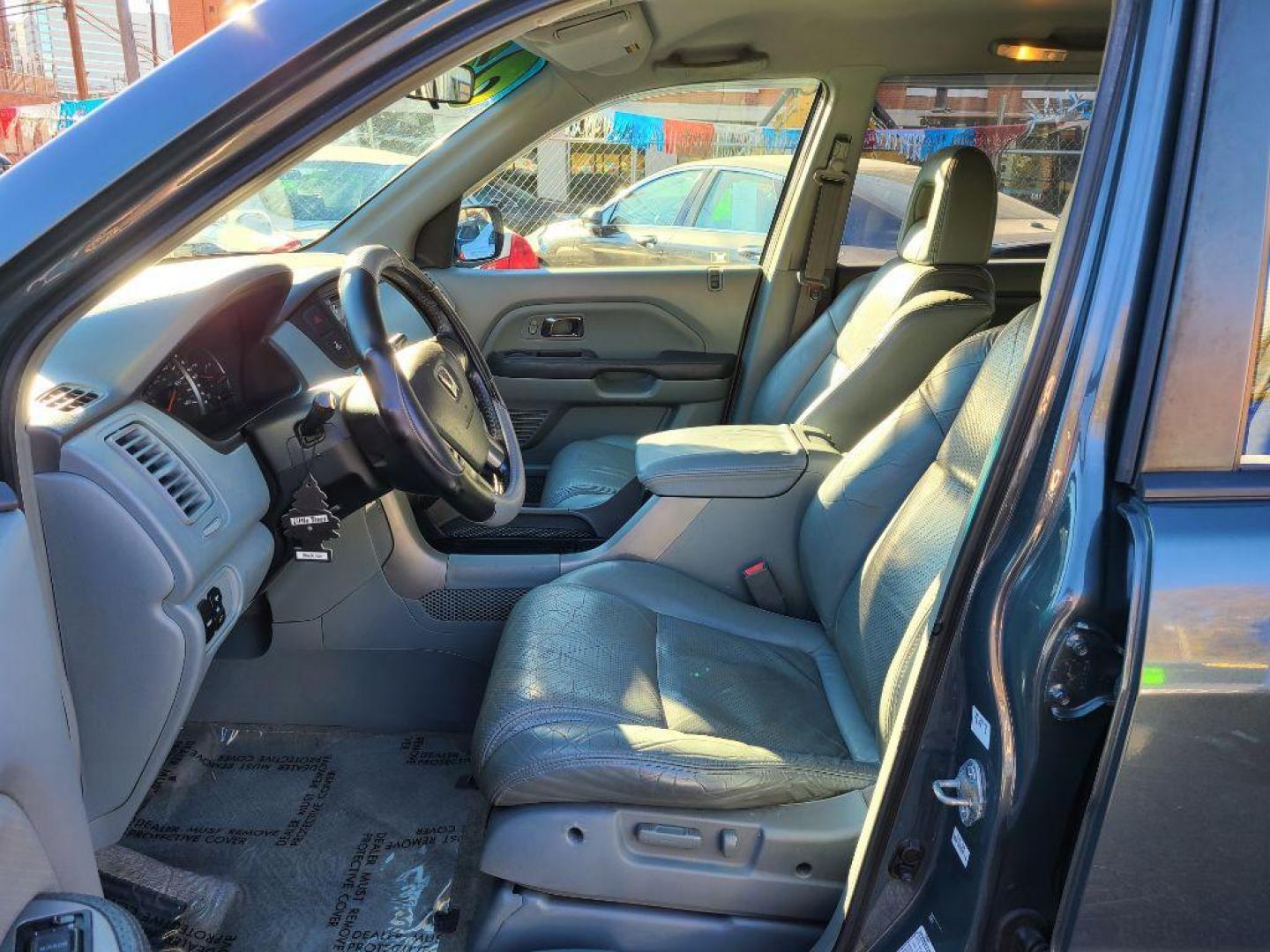 2003 SILVER HONDA PILOT EXL (2HKYF18673H) with an 3.5L engine, Automatic transmission, located at 117 North Cameron Street, Harrisburg, PA, 17101, (717) 963-8962, 40.266762, -76.875259 - WE FINANCE!!! Good Credit/ Bad Credit/ No Credit - ALL Trade-Ins Welcomed!!! ***Guaranteed Credit Approval*** APPLY ONLINE or CALL us TODAY ;) Internet Prices and Marketplace Prices are SPECIAL discounted ***CASH DEALS*** Retail Prices are higher. Please call us to discuss your cash and finan - Photo#17