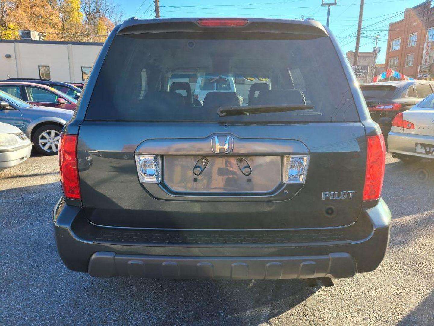 2003 SILVER HONDA PILOT EXL (2HKYF18673H) with an 3.5L engine, Automatic transmission, located at 117 North Cameron Street, Harrisburg, PA, 17101, (717) 963-8962, 40.266762, -76.875259 - WE FINANCE!!! Good Credit/ Bad Credit/ No Credit - ALL Trade-Ins Welcomed!!! ***Guaranteed Credit Approval*** APPLY ONLINE or CALL us TODAY ;) Internet Prices and Marketplace Prices are SPECIAL discounted ***CASH DEALS*** Retail Prices are higher. Please call us to discuss your cash and finan - Photo#4