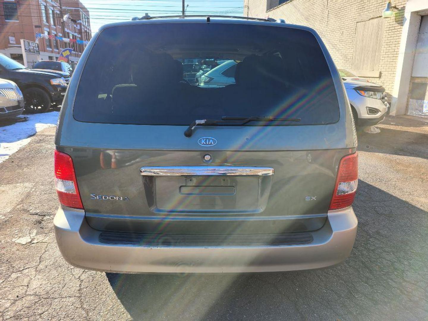 2003 GREEN KIA SEDONA EX (KNDUP131336) with an 3.5L engine, Automatic transmission, located at 117 North Cameron Street, Harrisburg, PA, 17101, (717) 963-8962, 40.266762, -76.875259 - WE FINANCE!!! Good Credit/ Bad Credit/ No Credit - ALL Trade-Ins Welcomed!!! ***Guaranteed Credit Approval*** APPLY ONLINE or CALL us TODAY ;) Internet Prices and Marketplace Prices are SPECIAL discounted ***CASH DEALS*** Retail Prices are higher. Please call us to discuss your cash and finan - Photo#3