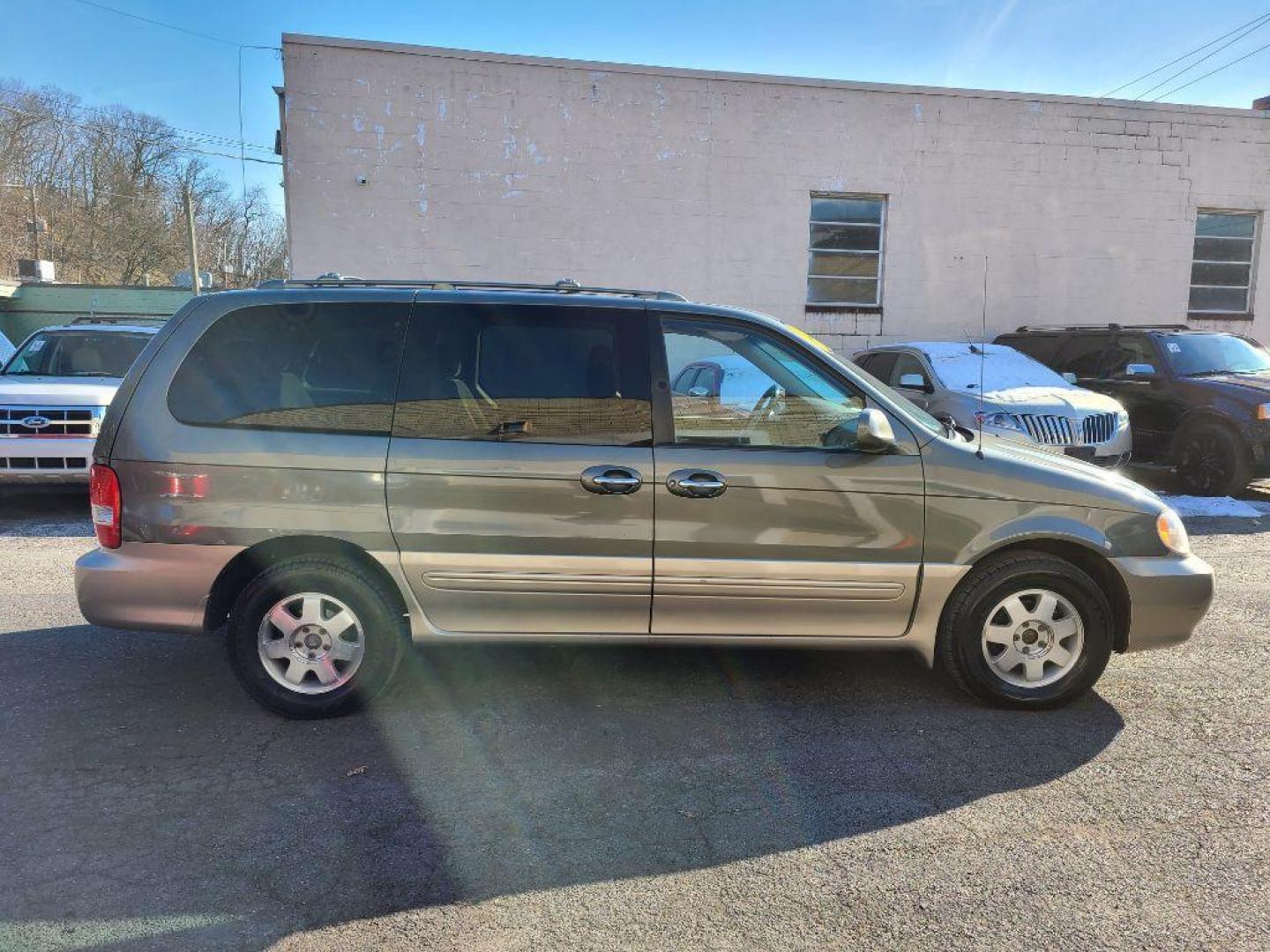 2003 GREEN KIA SEDONA EX (KNDUP131336) with an 3.5L engine, Automatic transmission, located at 117 North Cameron Street, Harrisburg, PA, 17101, (717) 963-8962, 40.266762, -76.875259 - WE FINANCE!!! Good Credit/ Bad Credit/ No Credit - ALL Trade-Ins Welcomed!!! ***Guaranteed Credit Approval*** APPLY ONLINE or CALL us TODAY ;) Internet Prices and Marketplace Prices are SPECIAL discounted ***CASH DEALS*** Retail Prices are higher. Please call us to discuss your cash and finan - Photo#5