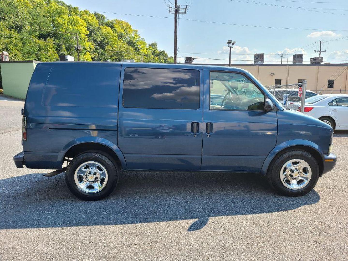 2004 BLUE CHEVROLET ASTRO EXTCARGO (1GCDM19X14B) with an 4.3L engine, Automatic transmission, located at 117 North Cameron Street, Harrisburg, PA, 17101, (717) 963-8962, 40.266762, -76.875259 - WE FINANCE!!! Good Credit/ Bad Credit/ No Credit - ALL Trade-Ins Welcomed!!! ***Guaranteed Credit Approval*** APPLY ONLINE or CALL us TODAY ;) Internet Prices and Marketplace Prices are SPECIAL discounted ***CASH DEALS*** Retail Prices are higher. Please call us to discuss your cash and finan - Photo#5