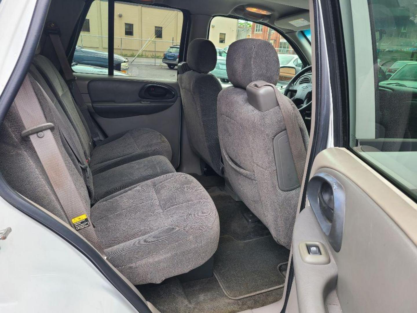 2004 WHITE CHEVROLET TRAILBLAZER LT (1GNDS13S042) with an 4.2L engine, Automatic transmission, located at 117 North Cameron Street, Harrisburg, PA, 17101, (717) 963-8962, 40.266762, -76.875259 - WE FINANCE!!! Good Credit/ Bad Credit/ No Credit - ALL Trade-Ins Welcomed!!! ***Guaranteed Credit Approval*** APPLY ONLINE or CALL us TODAY ;) Internet Prices and Marketplace Prices are SPECIAL discounted ***CASH DEALS*** Retail Prices are higher. Please call us to discuss your cash and finan - Photo#10