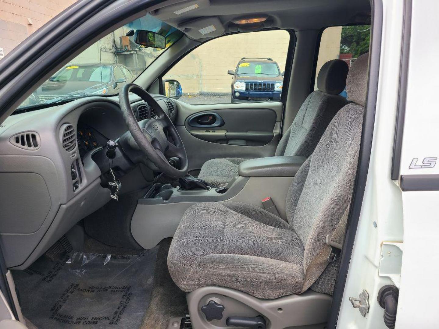 2004 WHITE CHEVROLET TRAILBLAZER LT (1GNDS13S042) with an 4.2L engine, Automatic transmission, located at 117 North Cameron Street, Harrisburg, PA, 17101, (717) 963-8962, 40.266762, -76.875259 - WE FINANCE!!! Good Credit/ Bad Credit/ No Credit - ALL Trade-Ins Welcomed!!! ***Guaranteed Credit Approval*** APPLY ONLINE or CALL us TODAY ;) Internet Prices and Marketplace Prices are SPECIAL discounted ***CASH DEALS*** Retail Prices are higher. Please call us to discuss your cash and finan - Photo#13