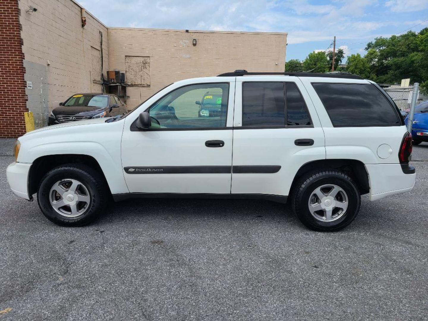 2004 WHITE CHEVROLET TRAILBLAZER LT (1GNDS13S042) with an 4.2L engine, Automatic transmission, located at 117 North Cameron Street, Harrisburg, PA, 17101, (717) 963-8962, 40.266762, -76.875259 - WE FINANCE!!! Good Credit/ Bad Credit/ No Credit - ALL Trade-Ins Welcomed!!! ***Guaranteed Credit Approval*** APPLY ONLINE or CALL us TODAY ;) Internet Prices and Marketplace Prices are SPECIAL discounted ***CASH DEALS*** Retail Prices are higher. Please call us to discuss your cash and finan - Photo#1