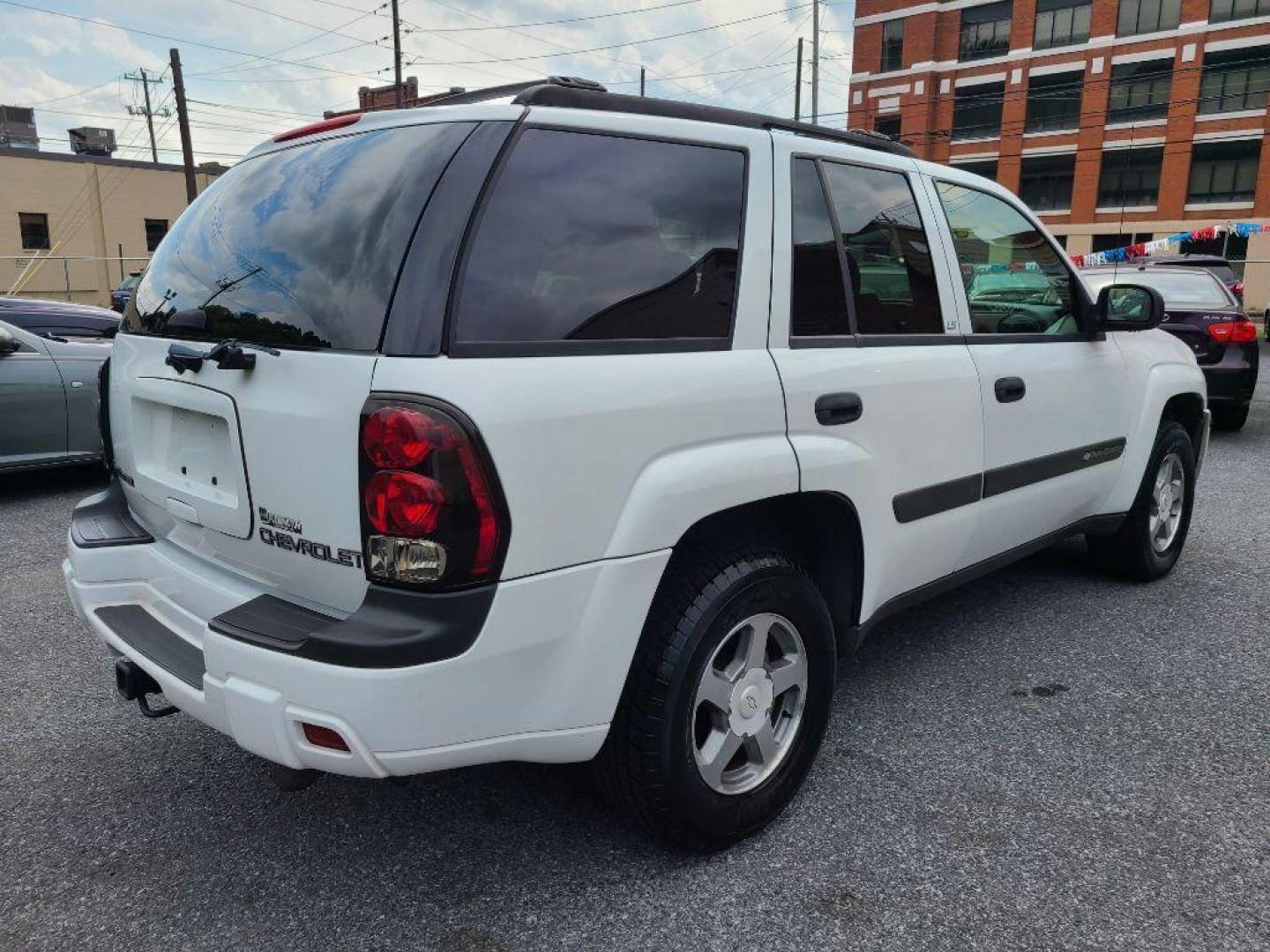 2004 WHITE CHEVROLET TRAILBLAZER LT (1GNDS13S042) with an 4.2L engine, Automatic transmission, located at 117 North Cameron Street, Harrisburg, PA, 17101, (717) 963-8962, 40.266762, -76.875259 - WE FINANCE!!! Good Credit/ Bad Credit/ No Credit - ALL Trade-Ins Welcomed!!! ***Guaranteed Credit Approval*** APPLY ONLINE or CALL us TODAY ;) Internet Prices and Marketplace Prices are SPECIAL discounted ***CASH DEALS*** Retail Prices are higher. Please call us to discuss your cash and finan - Photo#4