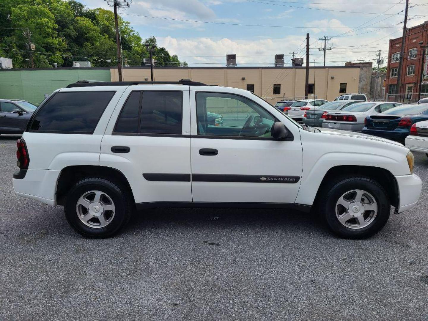 2004 WHITE CHEVROLET TRAILBLAZER LT (1GNDS13S042) with an 4.2L engine, Automatic transmission, located at 117 North Cameron Street, Harrisburg, PA, 17101, (717) 963-8962, 40.266762, -76.875259 - WE FINANCE!!! Good Credit/ Bad Credit/ No Credit - ALL Trade-Ins Welcomed!!! ***Guaranteed Credit Approval*** APPLY ONLINE or CALL us TODAY ;) Internet Prices and Marketplace Prices are SPECIAL discounted ***CASH DEALS*** Retail Prices are higher. Please call us to discuss your cash and finan - Photo#5