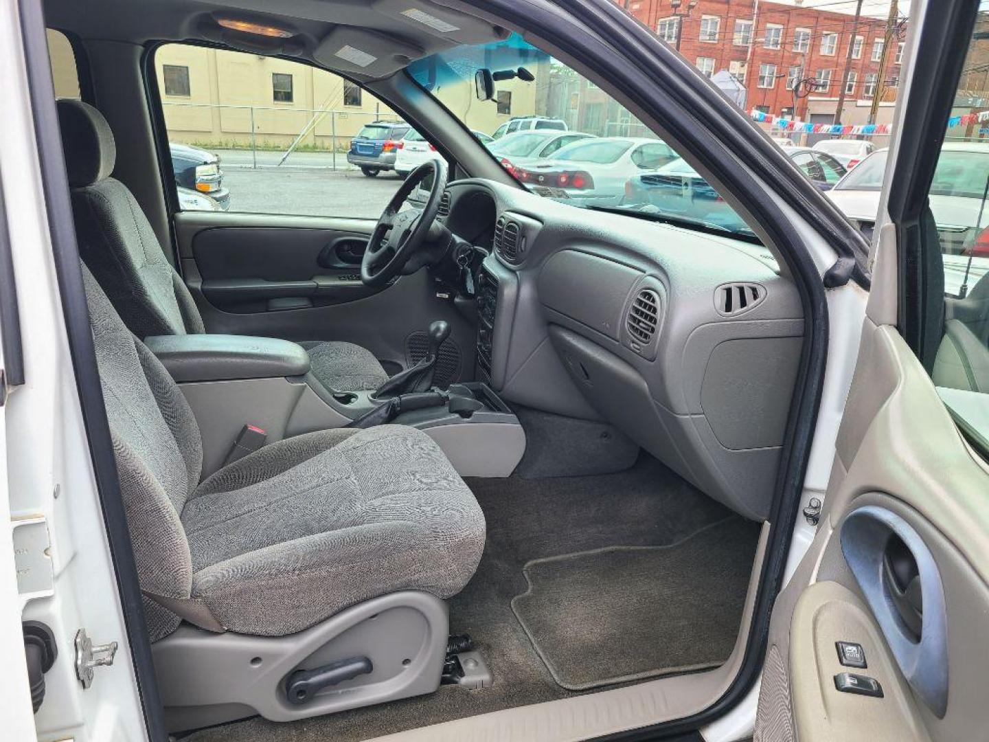 2004 WHITE CHEVROLET TRAILBLAZER LT (1GNDS13S042) with an 4.2L engine, Automatic transmission, located at 117 North Cameron Street, Harrisburg, PA, 17101, (717) 963-8962, 40.266762, -76.875259 - WE FINANCE!!! Good Credit/ Bad Credit/ No Credit - ALL Trade-Ins Welcomed!!! ***Guaranteed Credit Approval*** APPLY ONLINE or CALL us TODAY ;) Internet Prices and Marketplace Prices are SPECIAL discounted ***CASH DEALS*** Retail Prices are higher. Please call us to discuss your cash and finan - Photo#8