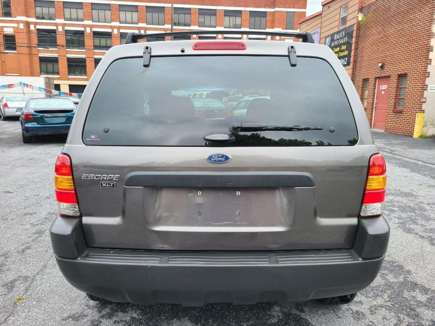 2004 GRAY FORD ESCAPE XLT (1FMCU93164K) with an 3.0L engine, Automatic transmission, located at 117 North Cameron Street, Harrisburg, PA, 17101, (717) 963-8962, 40.266762, -76.875259 - WE FINANCE!!! Good Credit/ Bad Credit/ No Credit - ALL Trade-Ins Welcomed!!! ***Guaranteed Credit Approval*** APPLY ONLINE or CALL us TODAY ;) Internet Prices and Marketplace Prices are SPECIAL discounted ***CASH DEALS*** Retail Prices are higher. Please call us to discuss your cash and finan - Photo#3