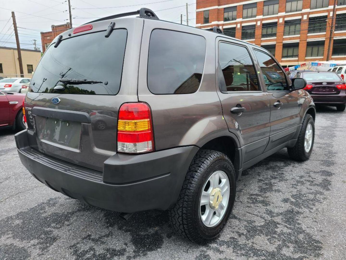 2004 GRAY FORD ESCAPE XLT (1FMCU93164K) with an 3.0L engine, Automatic transmission, located at 117 North Cameron Street, Harrisburg, PA, 17101, (717) 963-8962, 40.266762, -76.875259 - WE FINANCE!!! Good Credit/ Bad Credit/ No Credit - ALL Trade-Ins Welcomed!!! ***Guaranteed Credit Approval*** APPLY ONLINE or CALL us TODAY ;) Internet Prices and Marketplace Prices are SPECIAL discounted ***CASH DEALS*** Retail Prices are higher. Please call us to discuss your cash and finan - Photo#4