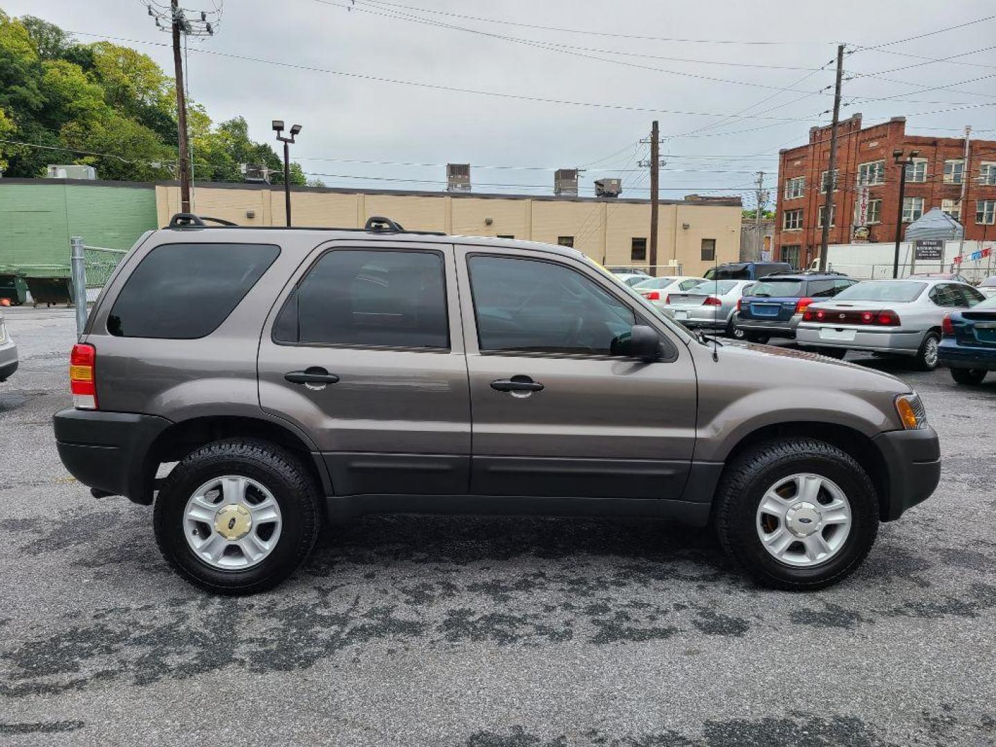 2004 GRAY FORD ESCAPE XLT (1FMCU93164K) with an 3.0L engine, Automatic transmission, located at 117 North Cameron Street, Harrisburg, PA, 17101, (717) 963-8962, 40.266762, -76.875259 - WE FINANCE!!! Good Credit/ Bad Credit/ No Credit - ALL Trade-Ins Welcomed!!! ***Guaranteed Credit Approval*** APPLY ONLINE or CALL us TODAY ;) Internet Prices and Marketplace Prices are SPECIAL discounted ***CASH DEALS*** Retail Prices are higher. Please call us to discuss your cash and finan - Photo#5