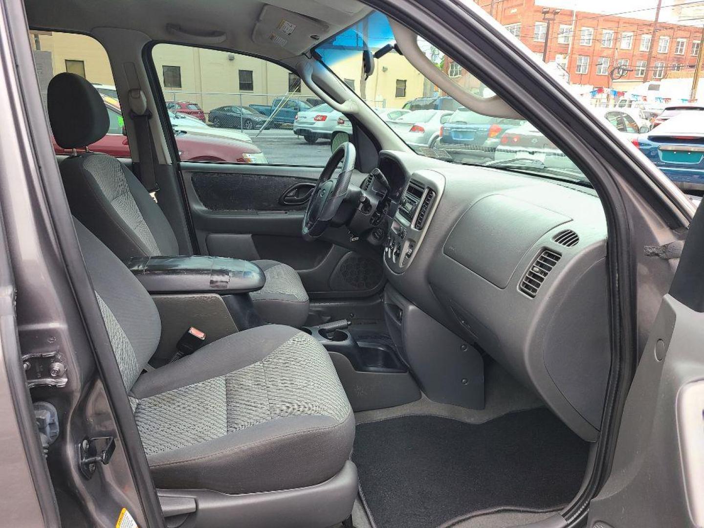 2004 GRAY FORD ESCAPE XLT (1FMCU93164K) with an 3.0L engine, Automatic transmission, located at 117 North Cameron Street, Harrisburg, PA, 17101, (717) 963-8962, 40.266762, -76.875259 - WE FINANCE!!! Good Credit/ Bad Credit/ No Credit - ALL Trade-Ins Welcomed!!! ***Guaranteed Credit Approval*** APPLY ONLINE or CALL us TODAY ;) Internet Prices and Marketplace Prices are SPECIAL discounted ***CASH DEALS*** Retail Prices are higher. Please call us to discuss your cash and finan - Photo#8