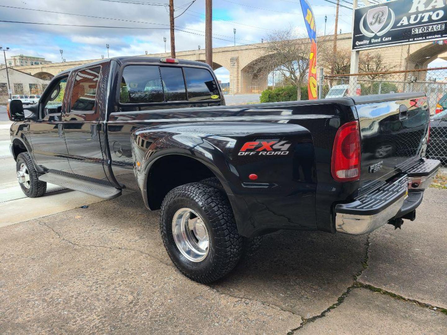 2004 BLACK FORD F350 SUPER DUTY XL (1FTWW33S54E) with an 6.8L engine, Automatic transmission, located at 117 North Cameron Street, Harrisburg, PA, 17101, (717) 963-8962, 40.266762, -76.875259 - WE FINANCE!!! Good Credit/ Bad Credit/ No Credit - ALL Trade-Ins Welcomed!!! ***Guaranteed Credit Approval*** APPLY ONLINE or CALL us TODAY ;) Internet Prices and Marketplace Prices are SPECIAL discounted ***CASH DEALS*** Retail Prices are higher. Please call us to discuss your cash and finan - Photo#12